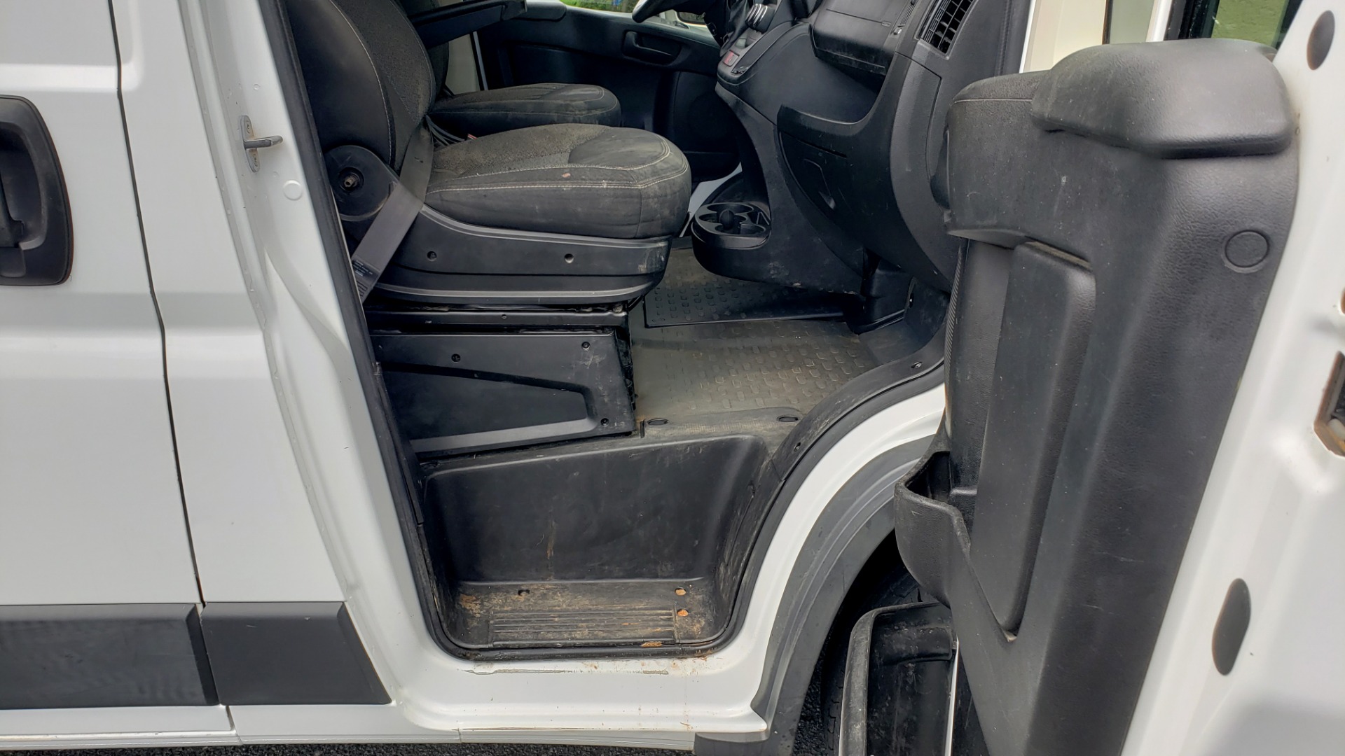 Used 2015 Ram PROMASTER CARGO VAN 1500 / LOW ROOF / 136IN WB / ROOF RACK / 1-OWNER for sale Sold at Formula Imports in Charlotte NC 28227 41
