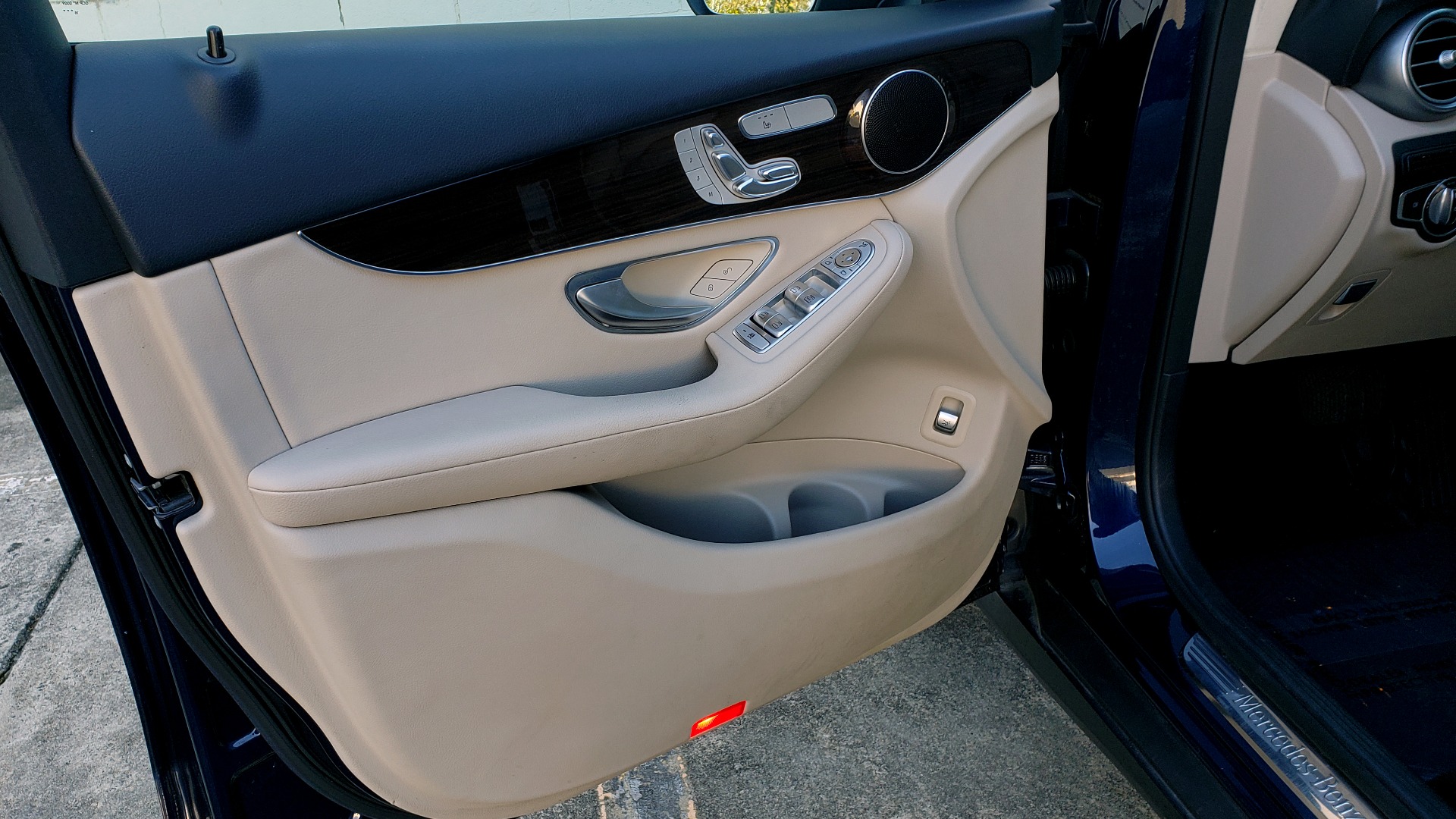 Used 2017 Mercedes-Benz GLC 300 4MATIC / PREM / NAV / KEYLESS-GO / SUNROOF / REARVIEW for sale Sold at Formula Imports in Charlotte NC 28227 31