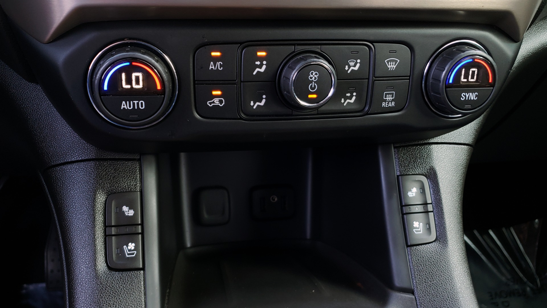 Used 2017 GMC ACADIA DENALI / FWD / NAV / SUNROOF / CAMERA / 3-ROW for sale Sold at Formula Imports in Charlotte NC 28227 50