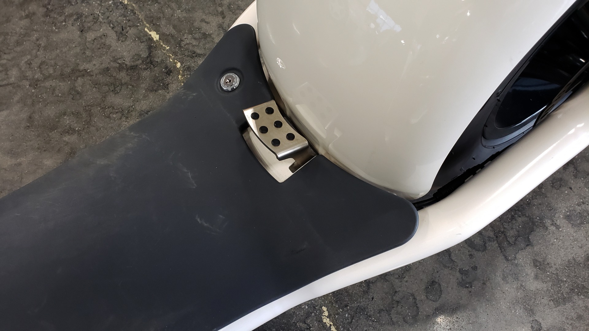 Used 2018 SCROOSER ELECTRIC SCOOTER SELF BALANCED / CUSTOM WHITE / 15.5 MPH / 34 MI RANGE for sale Sold at Formula Imports in Charlotte NC 28227 10