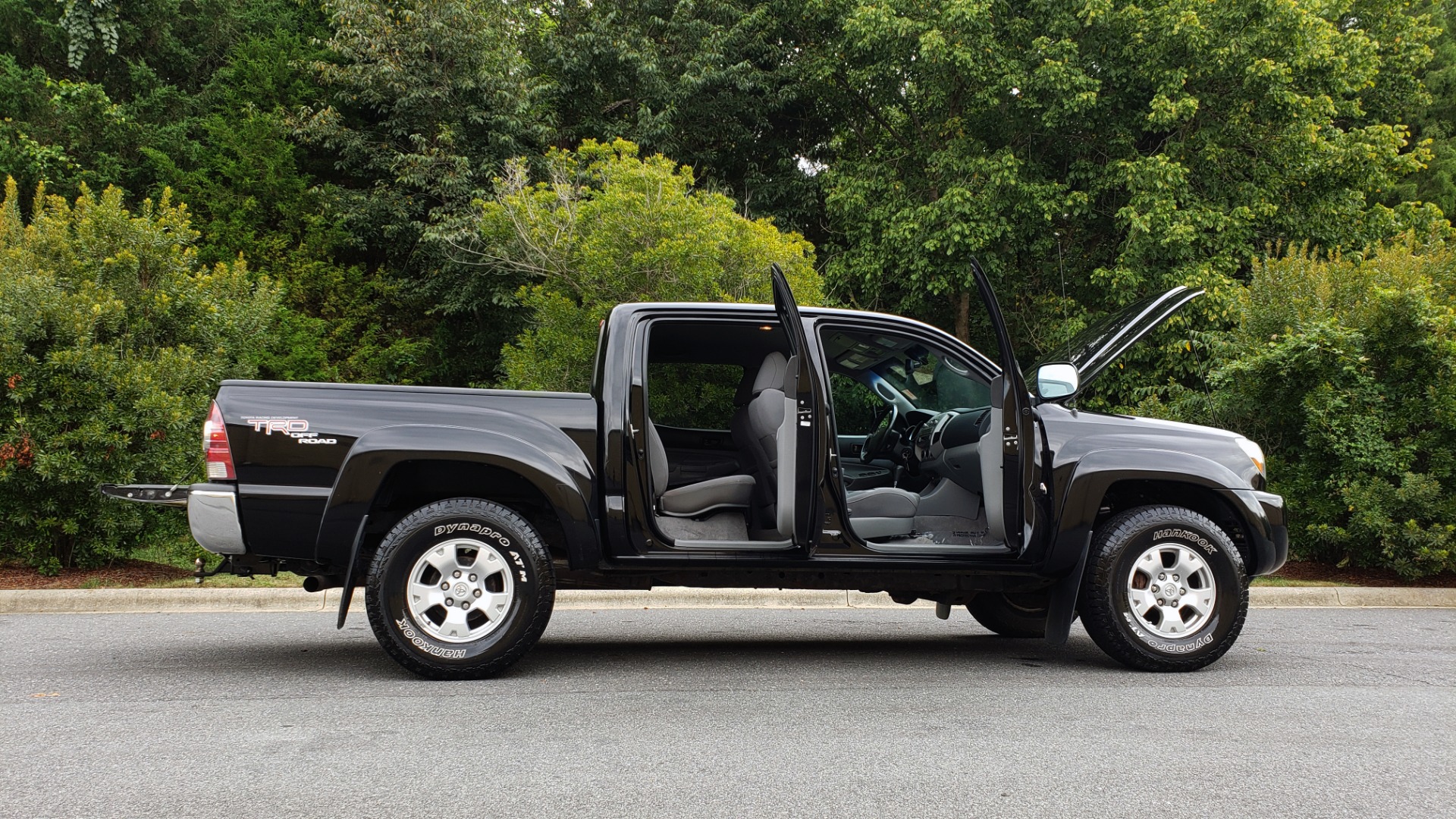 Used 2011 Toyota TACOMA 4WD / 4.0L V6 / 5-SPD AUTO / TRD OFF-ROAD PKG / BED LINER for sale Sold at Formula Imports in Charlotte NC 28227 10