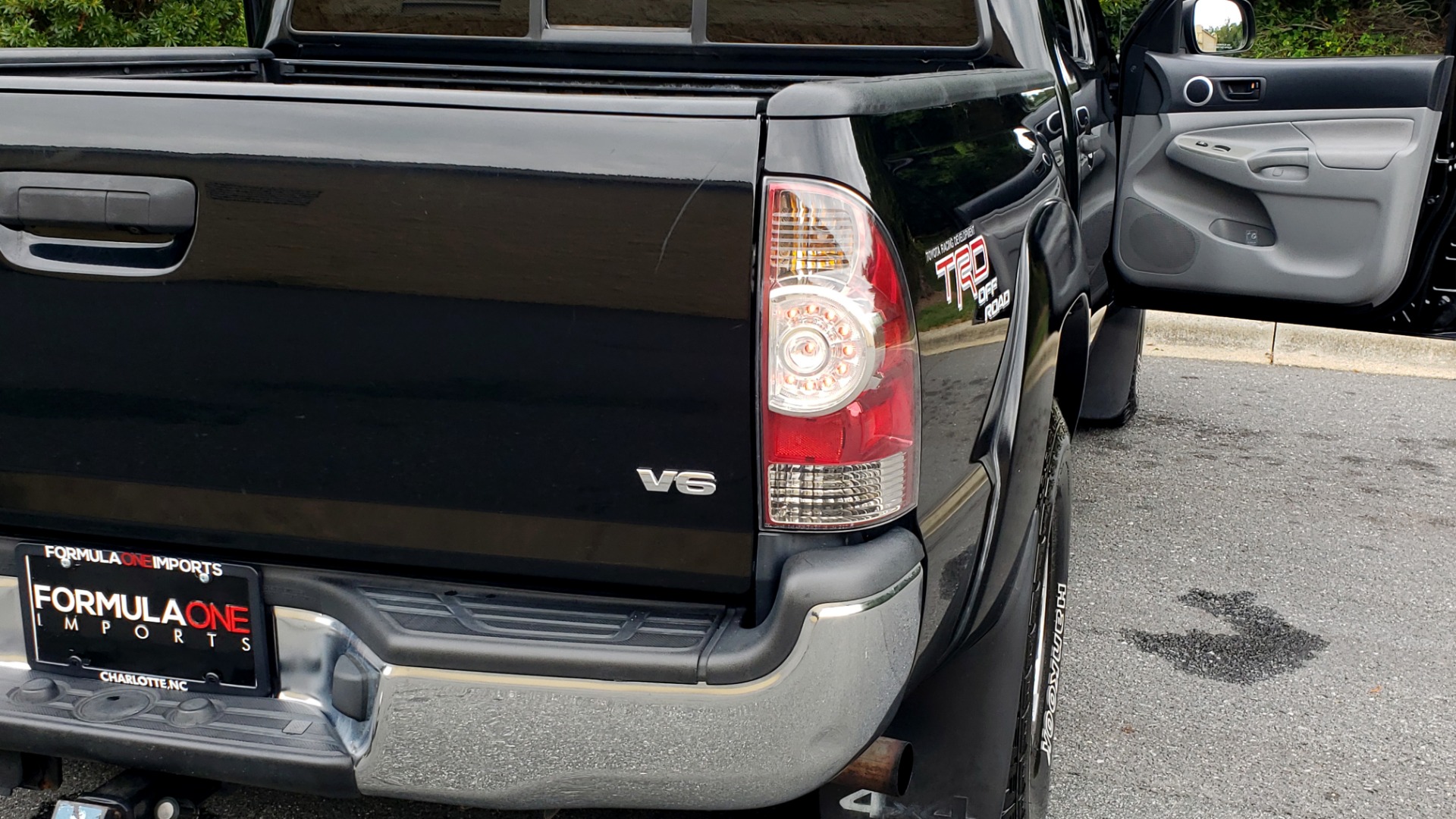 Used 2011 Toyota TACOMA 4WD / 4.0L V6 / 5-SPD AUTO / TRD OFF-ROAD PKG / BED LINER for sale Sold at Formula Imports in Charlotte NC 28227 22