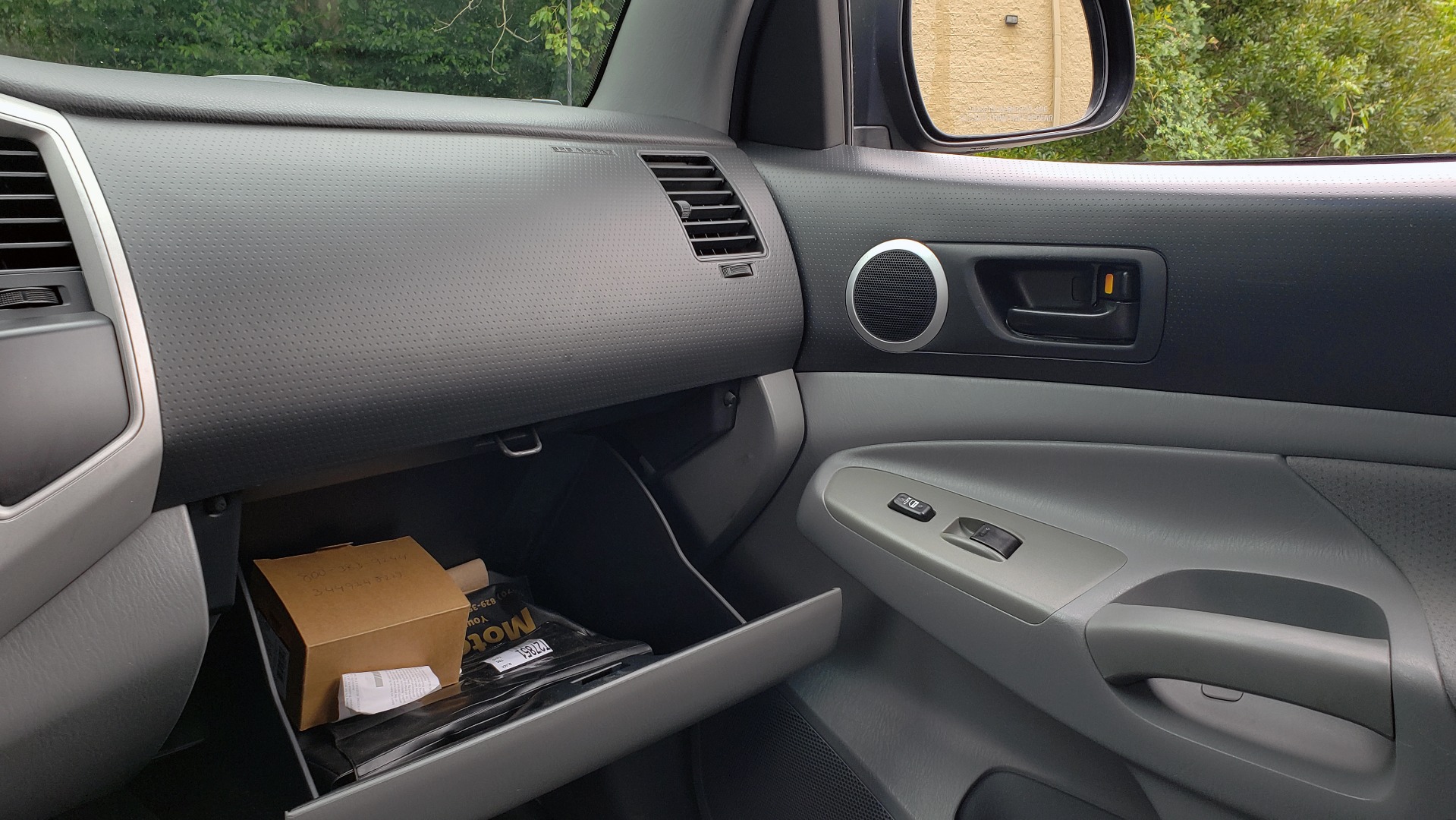 Used 2011 Toyota TACOMA 4WD / 4.0L V6 / 5-SPD AUTO / TRD OFF-ROAD PKG / BED LINER for sale Sold at Formula Imports in Charlotte NC 28227 41