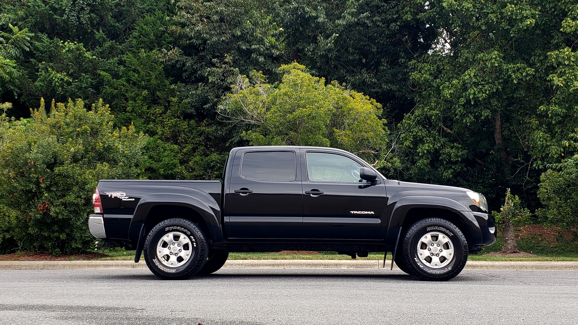 Used 2011 Toyota TACOMA 4WD / 4.0L V6 / 5-SPD AUTO / TRD OFF-ROAD PKG / BED LINER for sale Sold at Formula Imports in Charlotte NC 28227 5