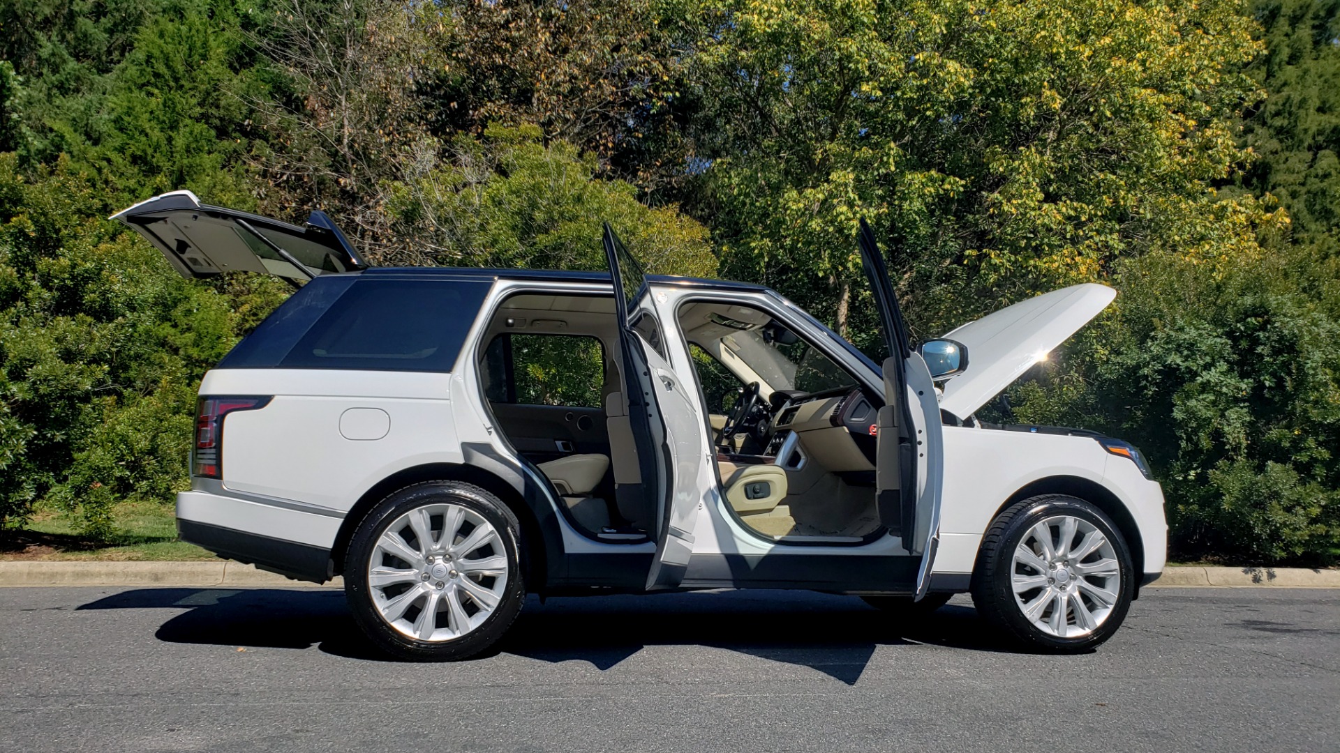 Used 2017 Land Rover RANGE ROVER SE / 4WD / SC V6 / NAV / DRIVE PKG / PANO-ROOF / REARVIEW for sale Sold at Formula Imports in Charlotte NC 28227 10