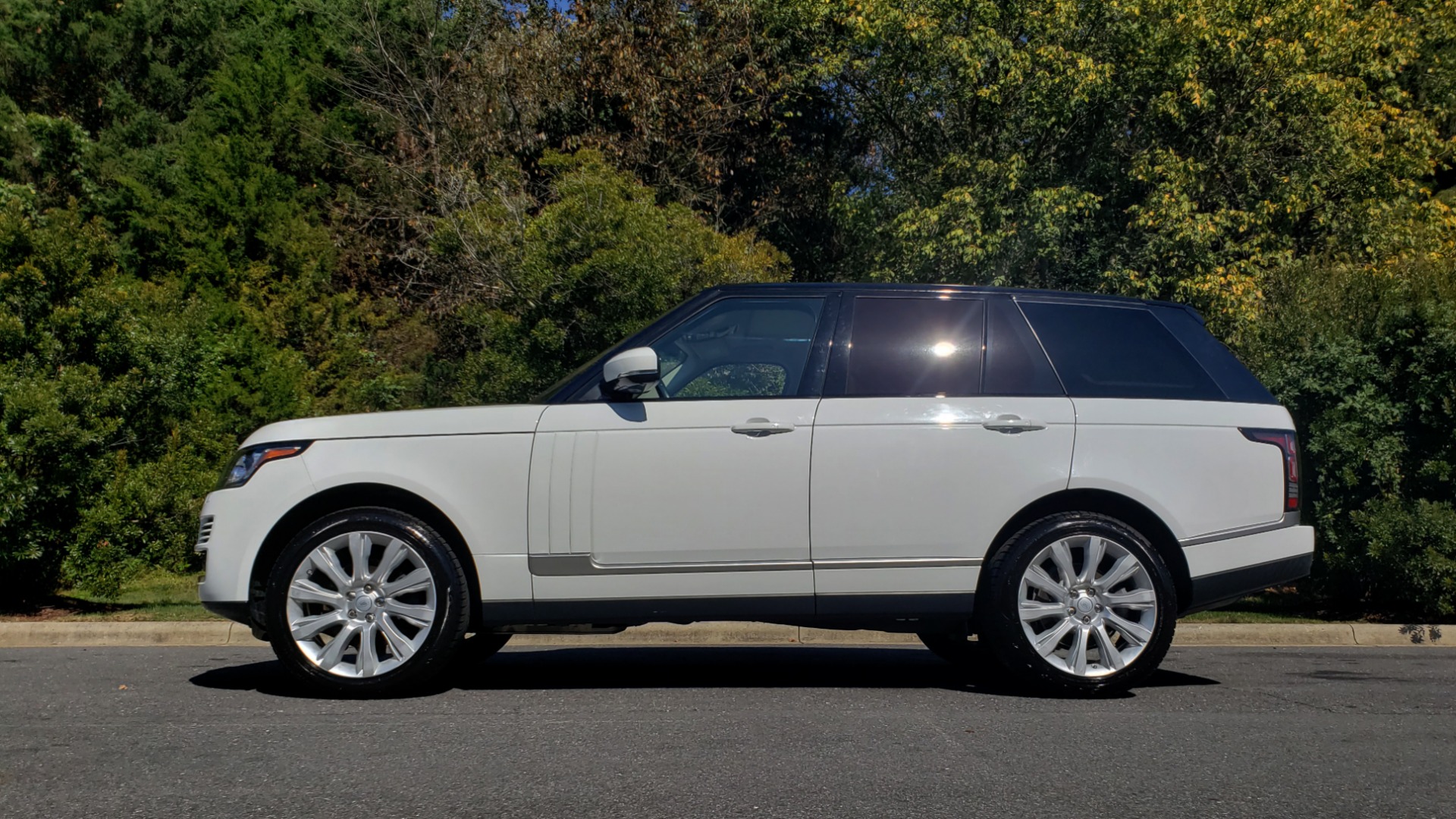 Used 2017 Land Rover RANGE ROVER SE / 4WD / SC V6 / NAV / DRIVE PKG / PANO-ROOF / REARVIEW for sale Sold at Formula Imports in Charlotte NC 28227 4