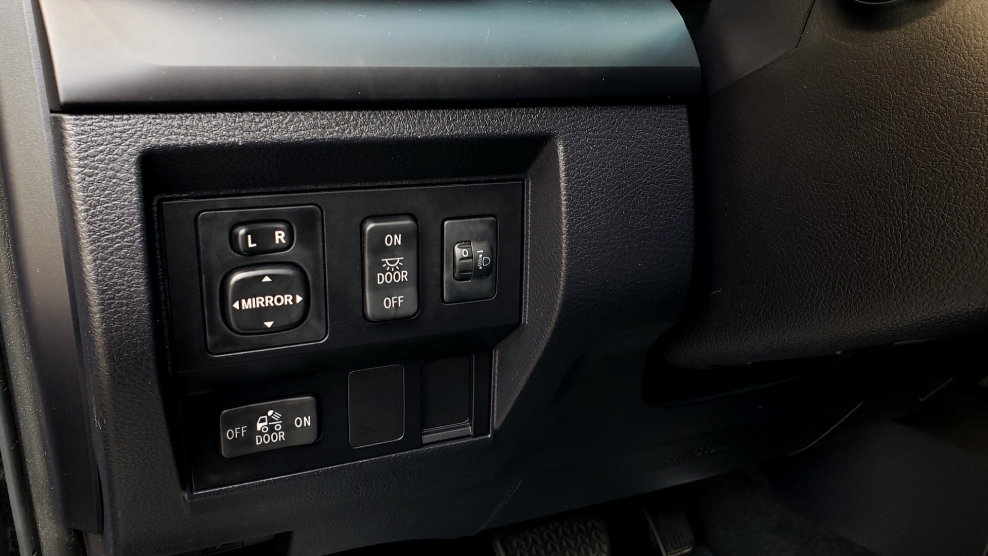 Used 2017 Toyota TUNDRA SR DOUBLECAB / 4WD / 6.5 BED / V8 / AUTO / REARVIEW for sale $33,995 at Formula Imports in Charlotte NC 28227 35