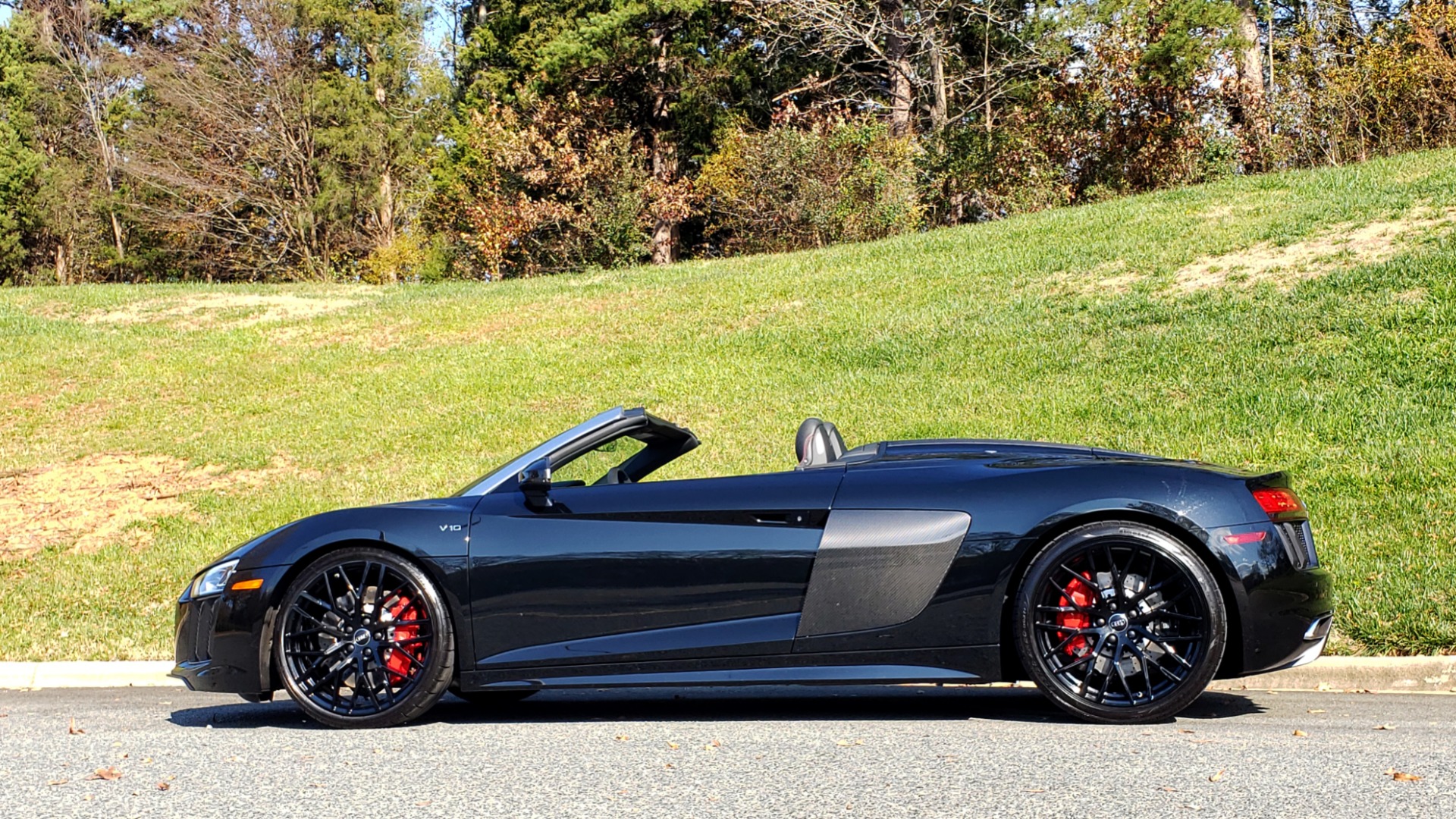 Used 2017 Audi R8 SPYDER V10 S-TRONIC / CARBON EXT & INT PKG / NAV / REARVIEW for sale Sold at Formula Imports in Charlotte NC 28227 3