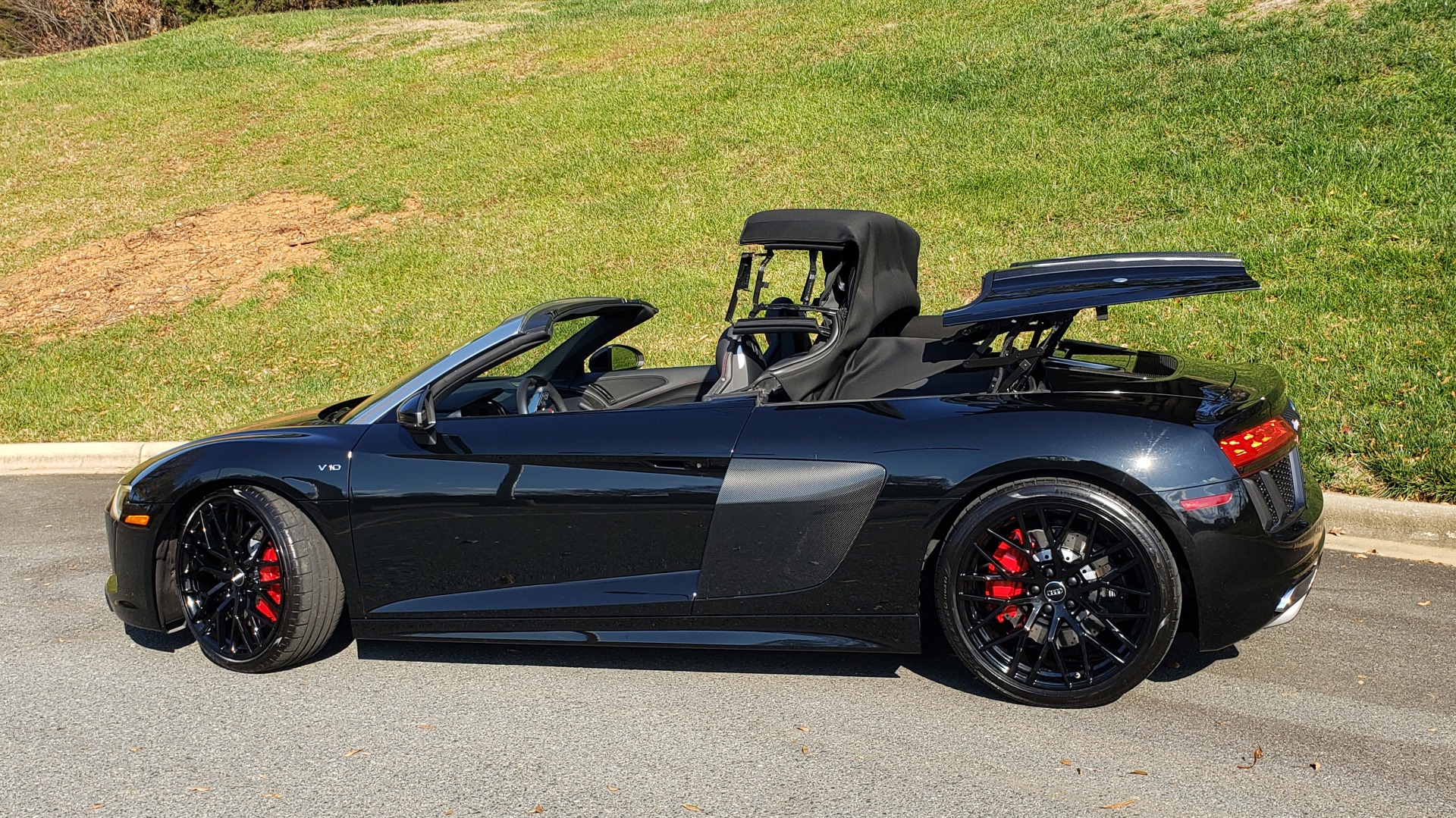 Used 2017 Audi R8 SPYDER V10 S-TRONIC / CARBON EXT & INT PKG / NAV / REARVIEW for sale Sold at Formula Imports in Charlotte NC 28227 9