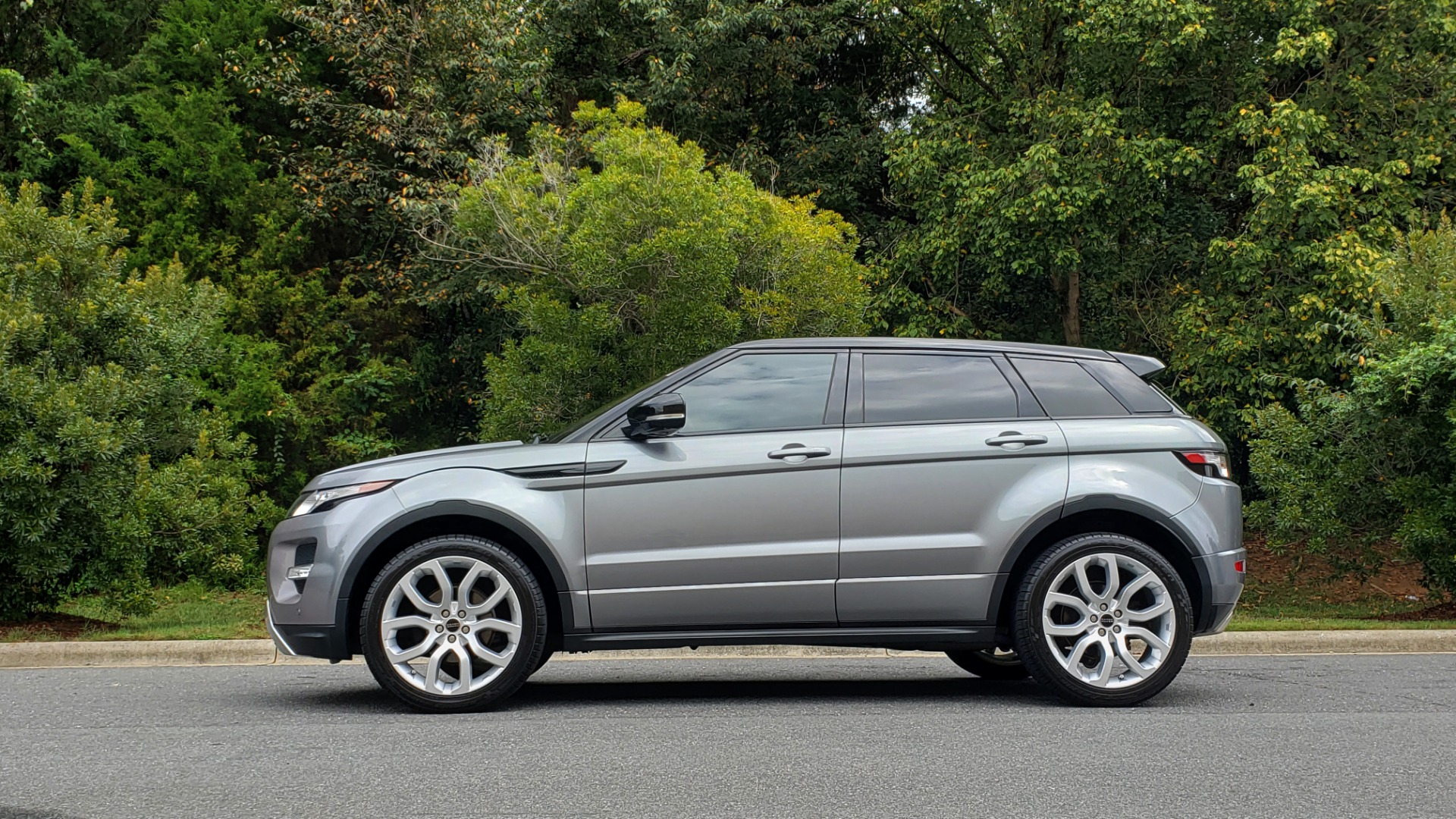 Used 2013 Land Rover RANGE ROVER EVOQUE DYNAMIC PREMIUM / NAV / PANO-ROOF / BLIND SPOT / REARVIEW for sale Sold at Formula Imports in Charlotte NC 28227 3
