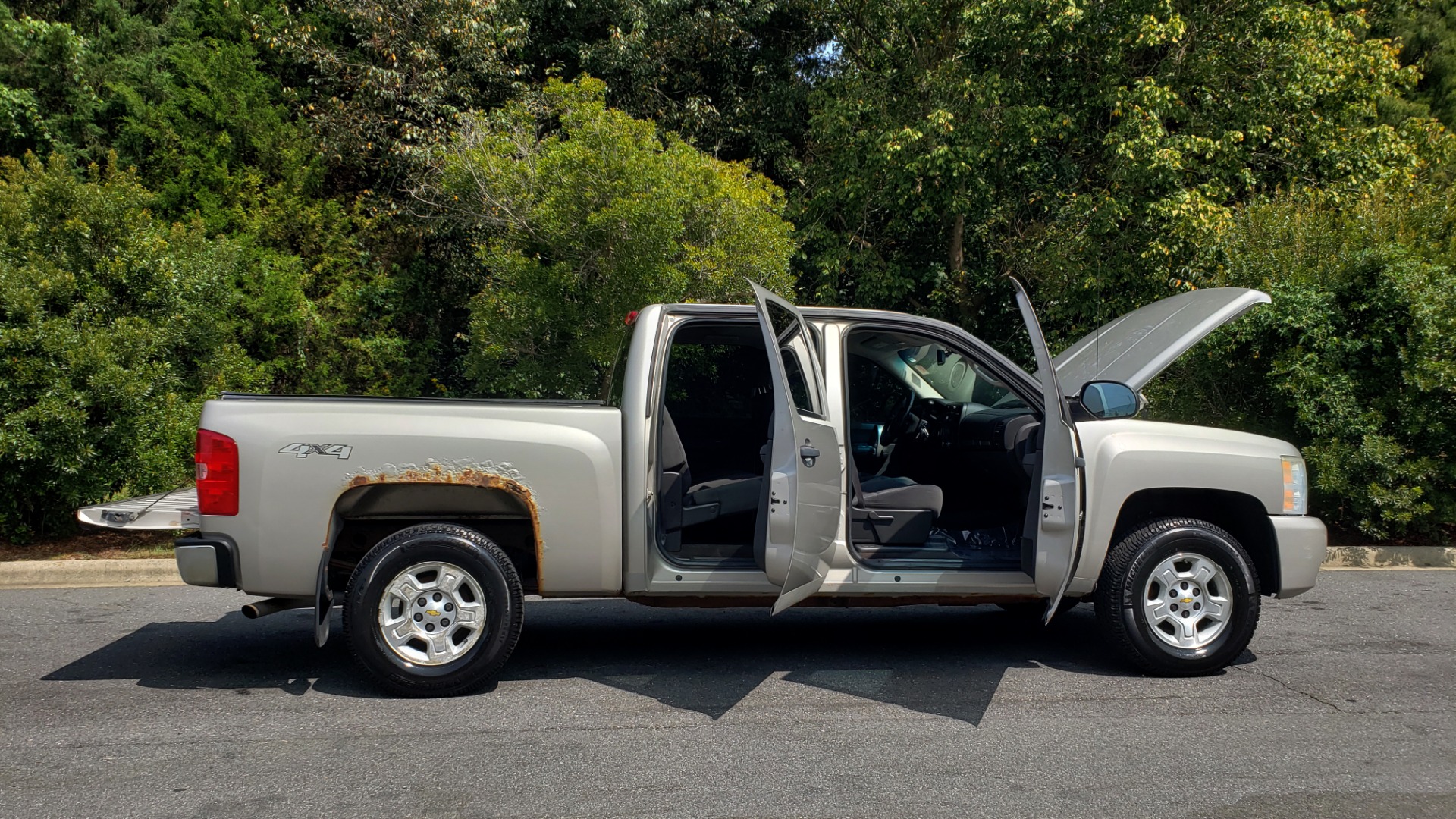 Used 2009 Chevrolet SILVERADO 1500 LT / CREWCAB / 5.3L V8 / 4WD / TRAILER PKG / REARVIEW for sale Sold at Formula Imports in Charlotte NC 28227 11