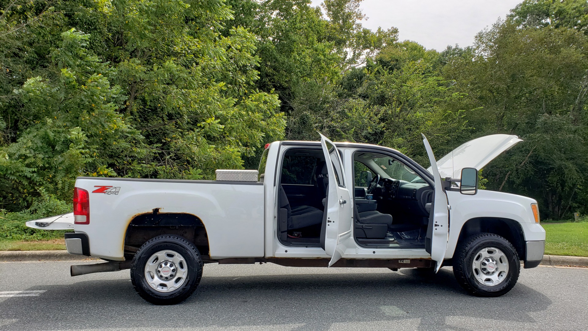Used 2009 GMC SIERRA 2500HD SLE 4WD CREWCAB / 6.6L DURAMAX / 6-SPD ALLISON for sale Sold at Formula Imports in Charlotte NC 28227 11