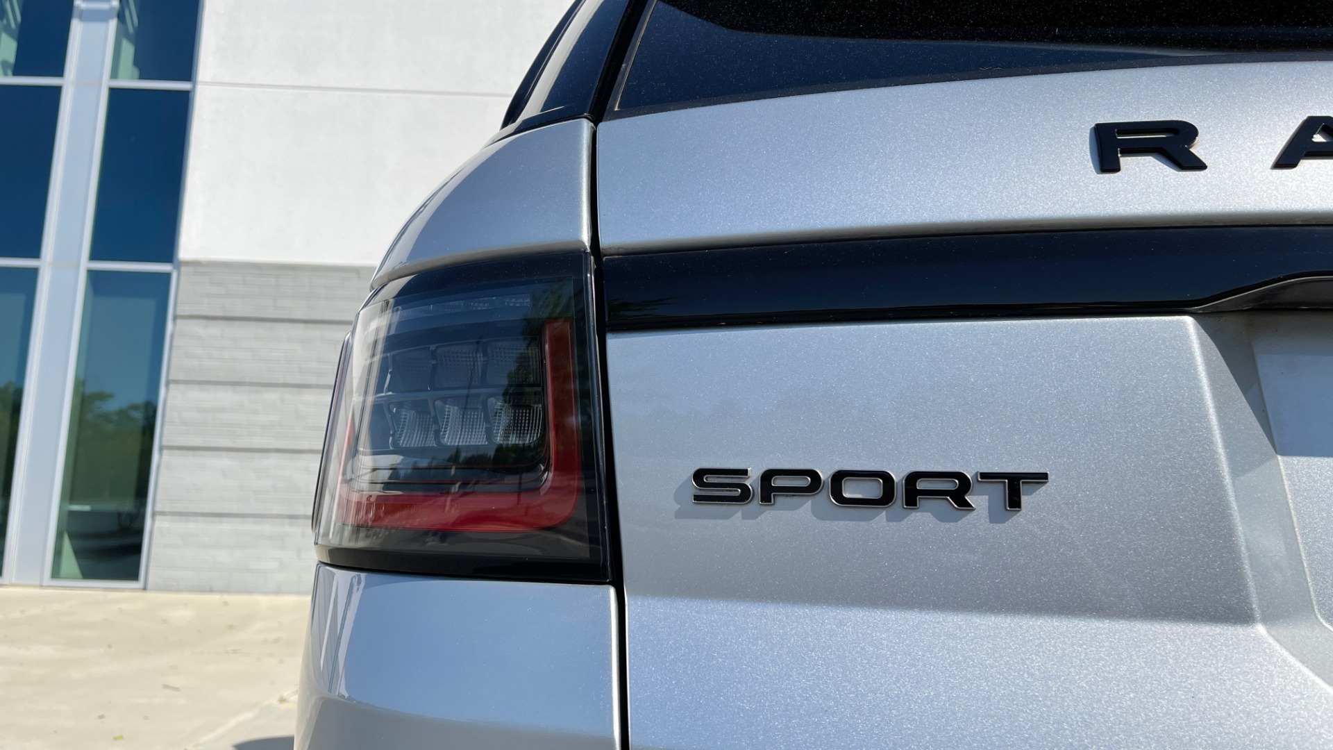 Used 2019 Land Rover RANGE ROVER SPORT HSE DYNAMIC / 3.0L SC V6 / 8-SPD / APPLE / NAV / SUNROOF / REARVIEW for sale Sold at Formula Imports in Charlotte NC 28227 24