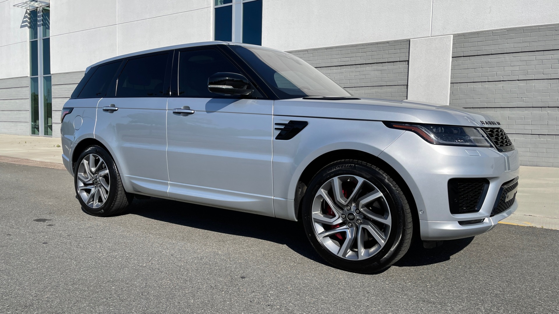 Used 2019 Land Rover RANGE ROVER SPORT HSE DYNAMIC / 3.0L SC V6 / 8-SPD / APPLE / NAV / SUNROOF / REARVIEW for sale Sold at Formula Imports in Charlotte NC 28227 3