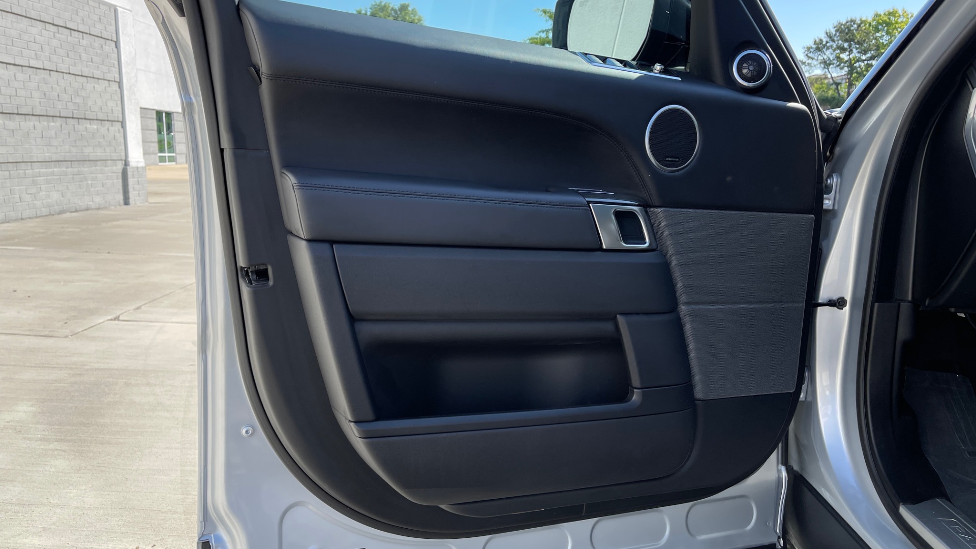 Used 2019 Land Rover RANGE ROVER SPORT HSE DYNAMIC / 3.0L SC V6 / 8-SPD / APPLE / NAV / SUNROOF / REARVIEW for sale Sold at Formula Imports in Charlotte NC 28227 31