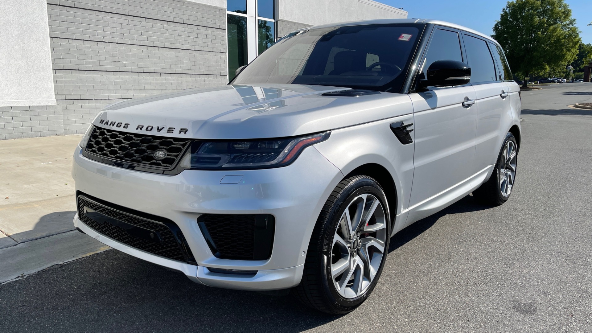 Used 2019 Land Rover RANGE ROVER SPORT HSE DYNAMIC / 3.0L SC V6 / 8-SPD / APPLE / NAV / SUNROOF / REARVIEW for sale Sold at Formula Imports in Charlotte NC 28227 4