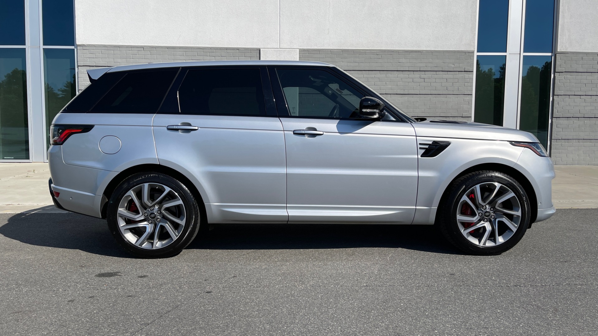 Used 2019 Land Rover RANGE ROVER SPORT HSE DYNAMIC / 3.0L SC V6 / 8-SPD / APPLE / NAV / SUNROOF / REARVIEW for sale Sold at Formula Imports in Charlotte NC 28227 5