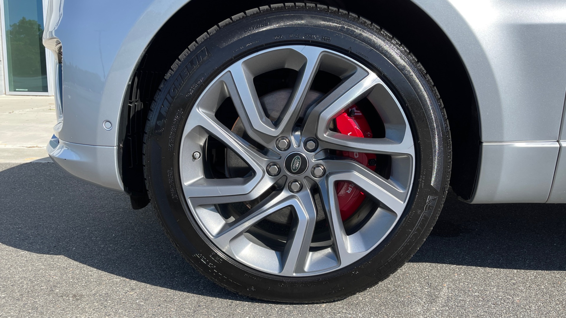 Used 2019 Land Rover RANGE ROVER SPORT HSE DYNAMIC / 3.0L SC V6 / 8-SPD / APPLE / NAV / SUNROOF / REARVIEW for sale Sold at Formula Imports in Charlotte NC 28227 86