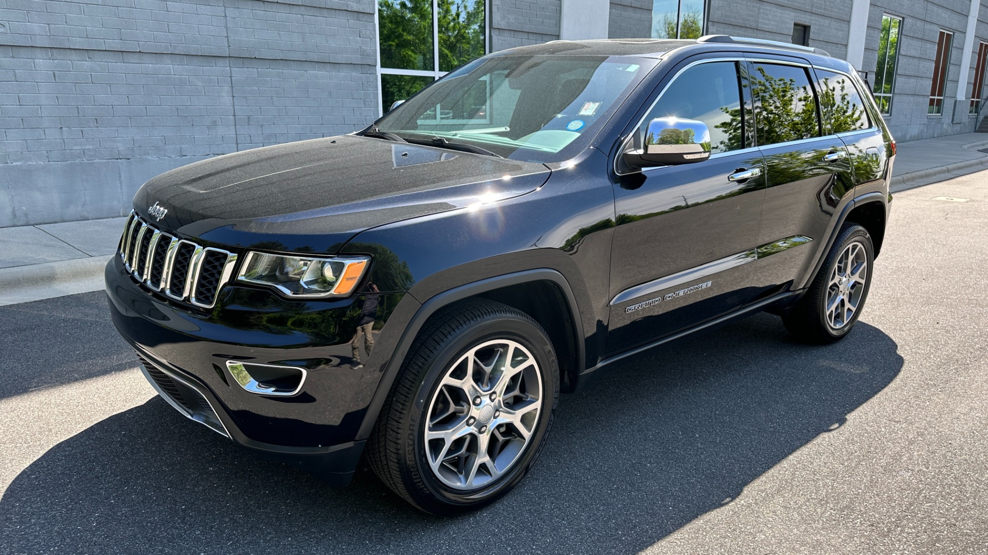 Used 2019 Jeep GRAND CHEROKEE LIMITED 4X4 / NAV / SUNROOF / BLIND SPOT MONITOR / REARVIEW for sale Sold at Formula Imports in Charlotte NC 28227 2