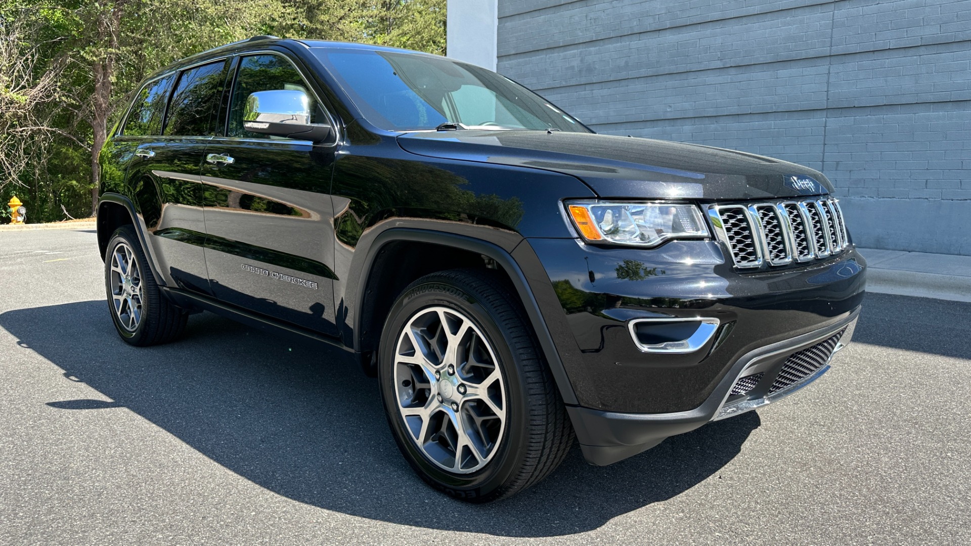 Used 2019 Jeep GRAND CHEROKEE LIMITED 4X4 / NAV / SUNROOF / BLIND SPOT MONITOR / REARVIEW for sale Sold at Formula Imports in Charlotte NC 28227 5