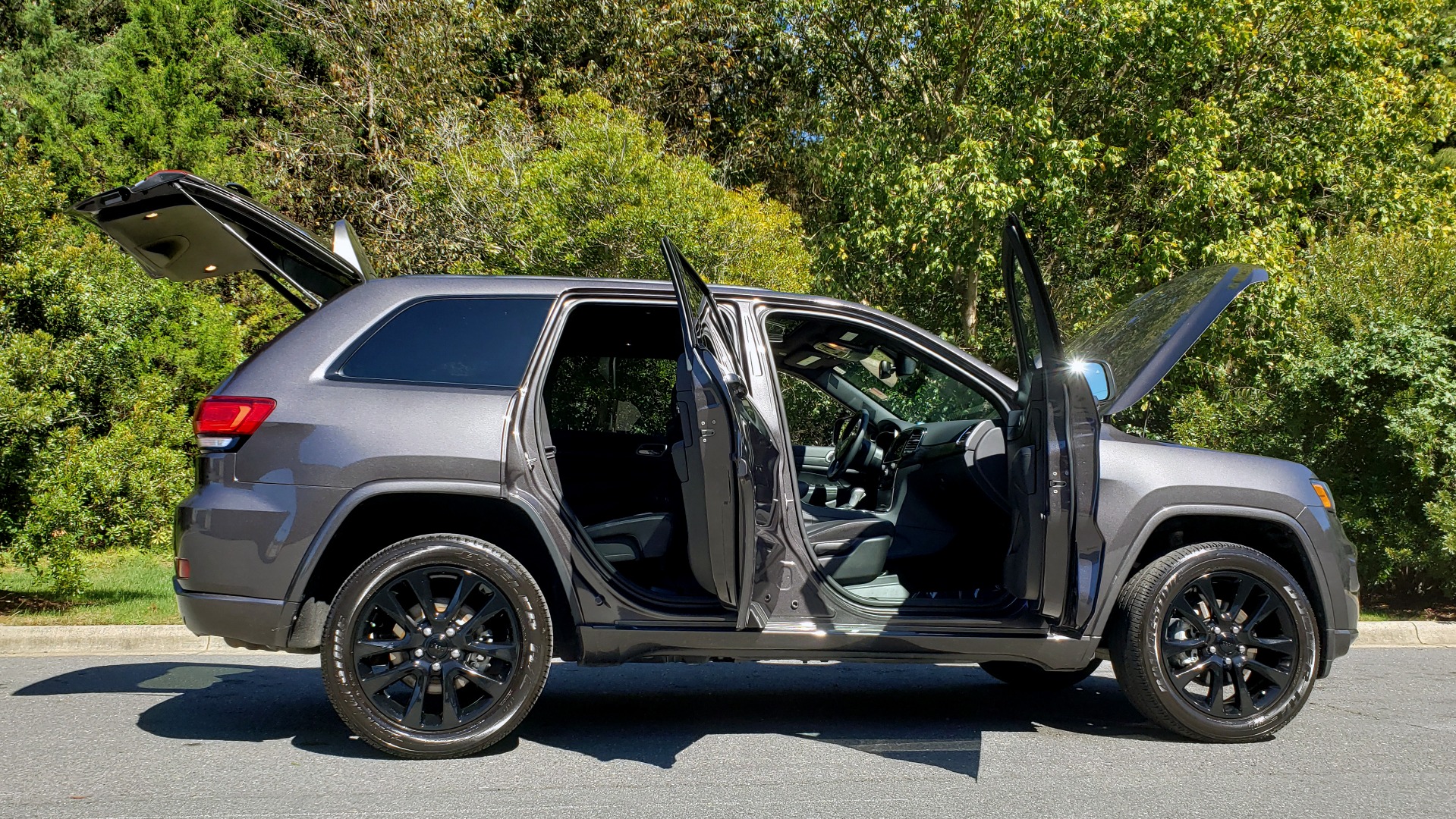 Used 2019 Jeep GRAND CHEROKEE ALTITUDE 4X4 / NAV / WIFI / SUNROOF / REARVIEW for sale Sold at Formula Imports in Charlotte NC 28227 10