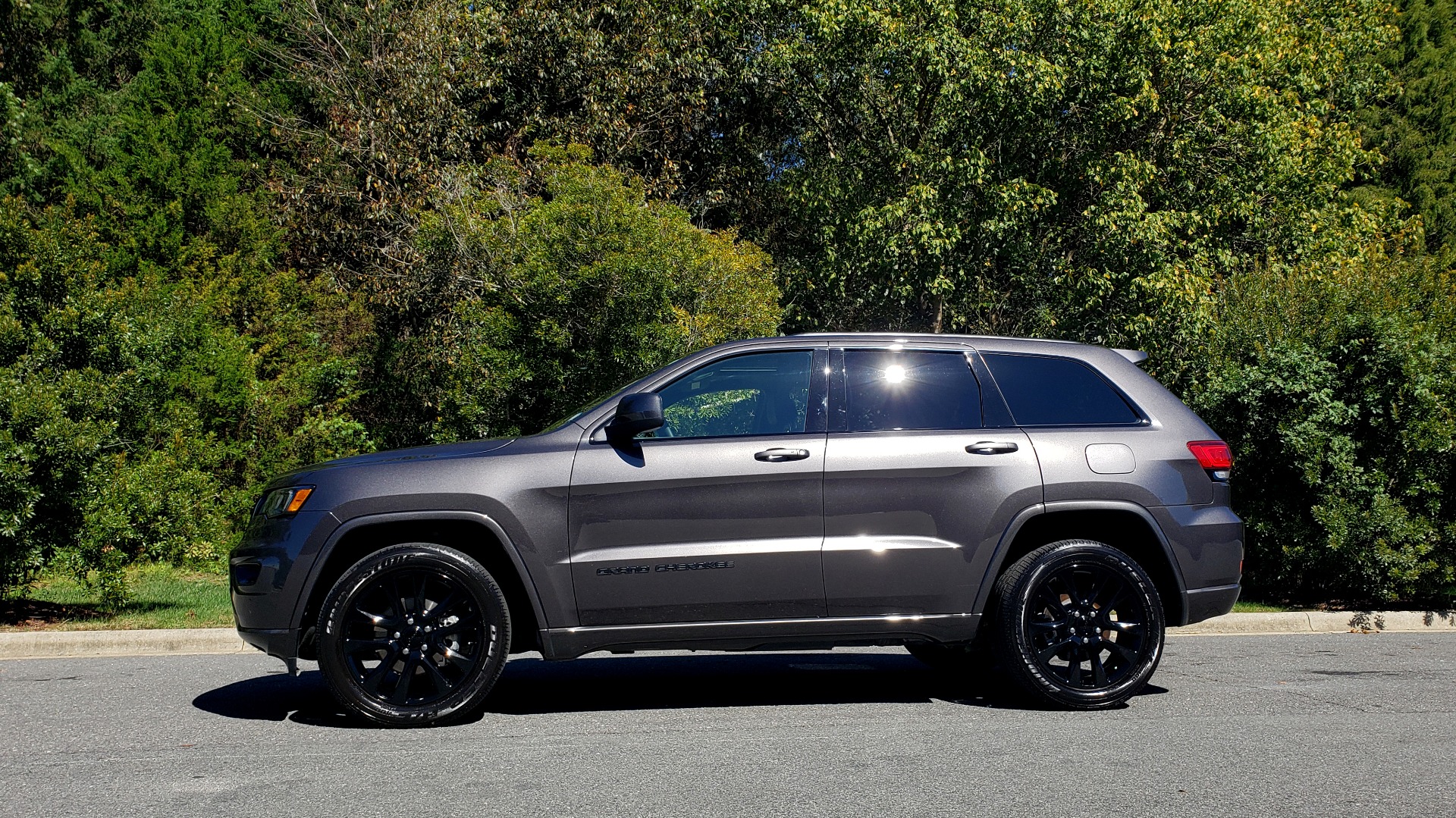 Used 2019 Jeep GRAND CHEROKEE ALTITUDE 4X4 / NAV / WIFI / SUNROOF / REARVIEW for sale Sold at Formula Imports in Charlotte NC 28227 2