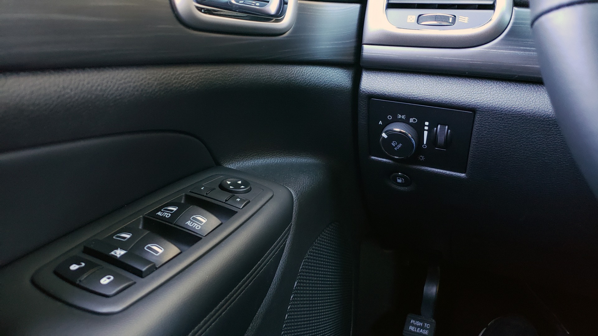 Used 2019 Jeep GRAND CHEROKEE ALTITUDE 4X4 / NAV / WIFI / SUNROOF / REARVIEW for sale Sold at Formula Imports in Charlotte NC 28227 38