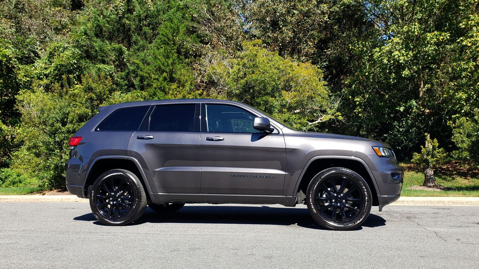 Used 2019 Jeep GRAND CHEROKEE ALTITUDE 4X4 / NAV / WIFI / SUNROOF / REARVIEW for sale Sold at Formula Imports in Charlotte NC 28227 5