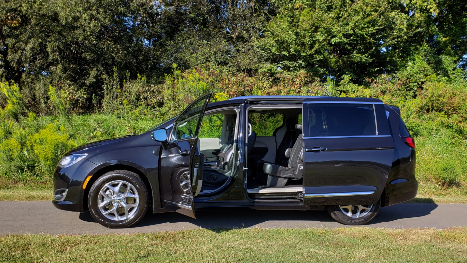 Used 2018 Chrysler PACIFICA LIMITED / 3.6L V6 / NAV / PANO-ROOF / 3-ROWS / REARVIEW for sale Sold at Formula Imports in Charlotte NC 28227 10