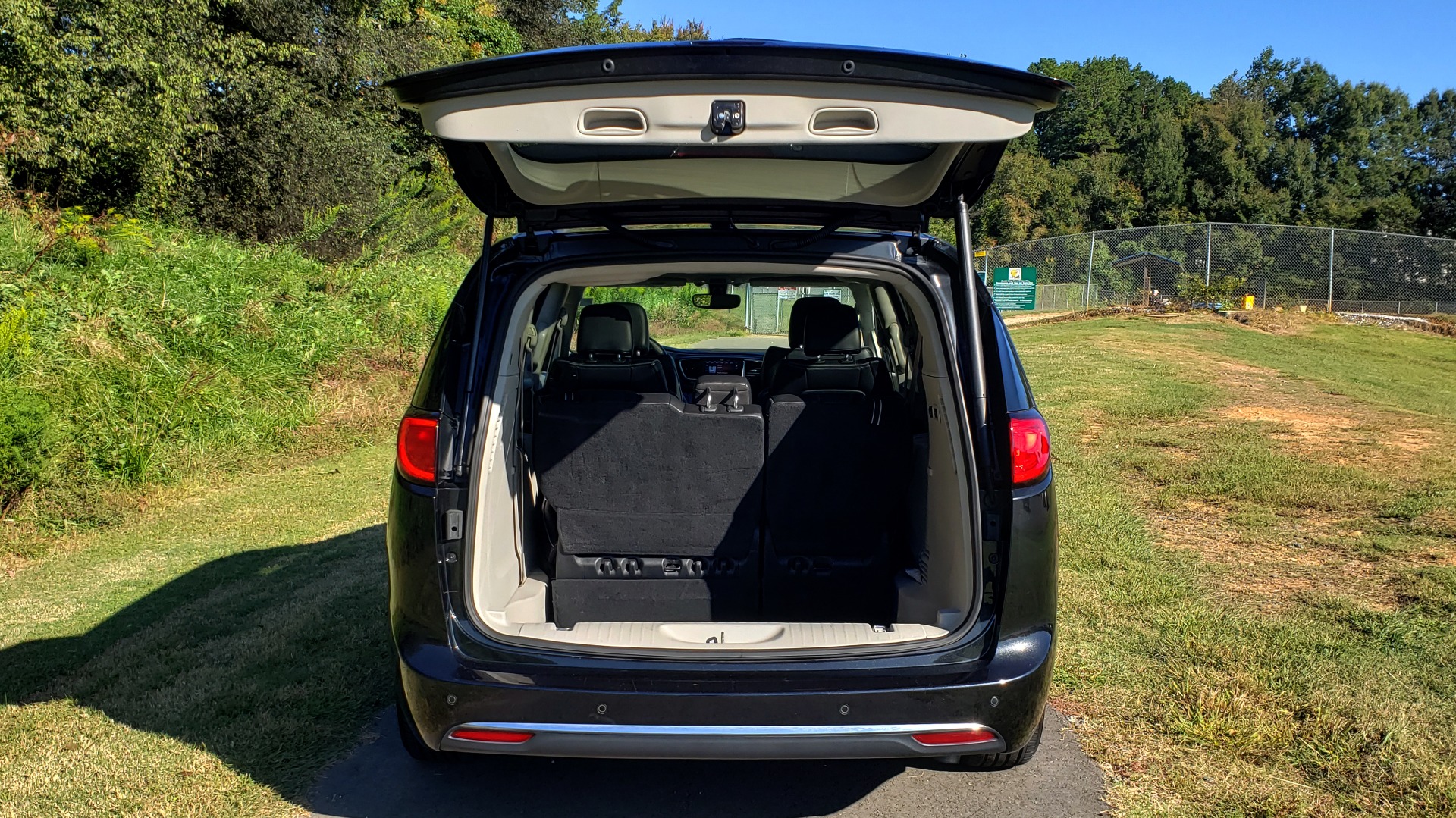 Used 2018 Chrysler PACIFICA LIMITED / 3.6L V6 / NAV / PANO-ROOF / 3-ROWS / REARVIEW for sale Sold at Formula Imports in Charlotte NC 28227 32