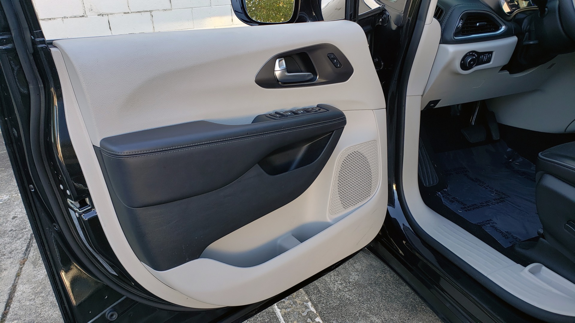 Used 2018 Chrysler PACIFICA LIMITED / 3.6L V6 / NAV / PANO-ROOF / 3-ROWS / REARVIEW for sale Sold at Formula Imports in Charlotte NC 28227 37