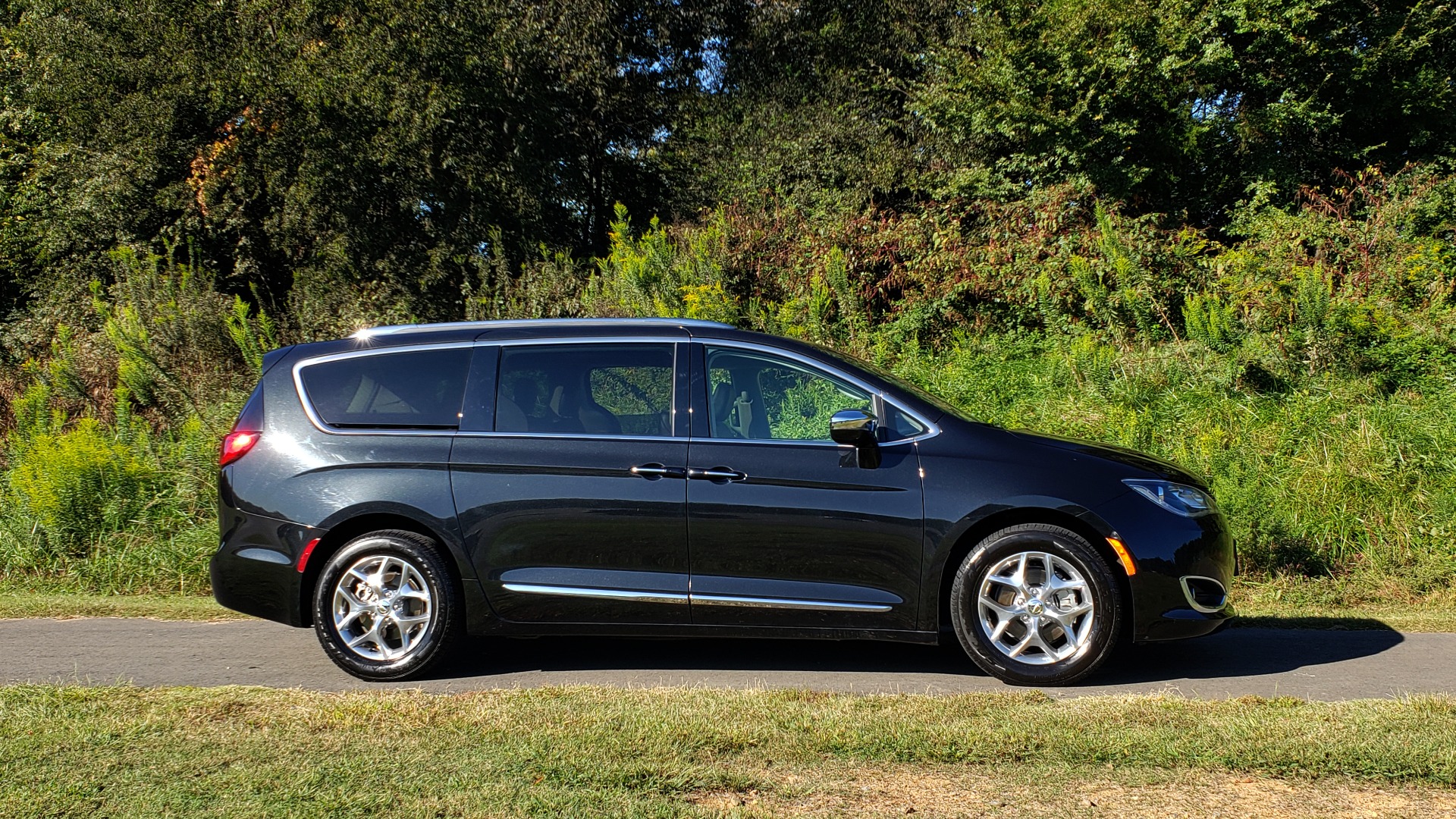 Used 2018 Chrysler PACIFICA LIMITED / 3.6L V6 / NAV / PANO-ROOF / 3-ROWS / REARVIEW for sale Sold at Formula Imports in Charlotte NC 28227 4