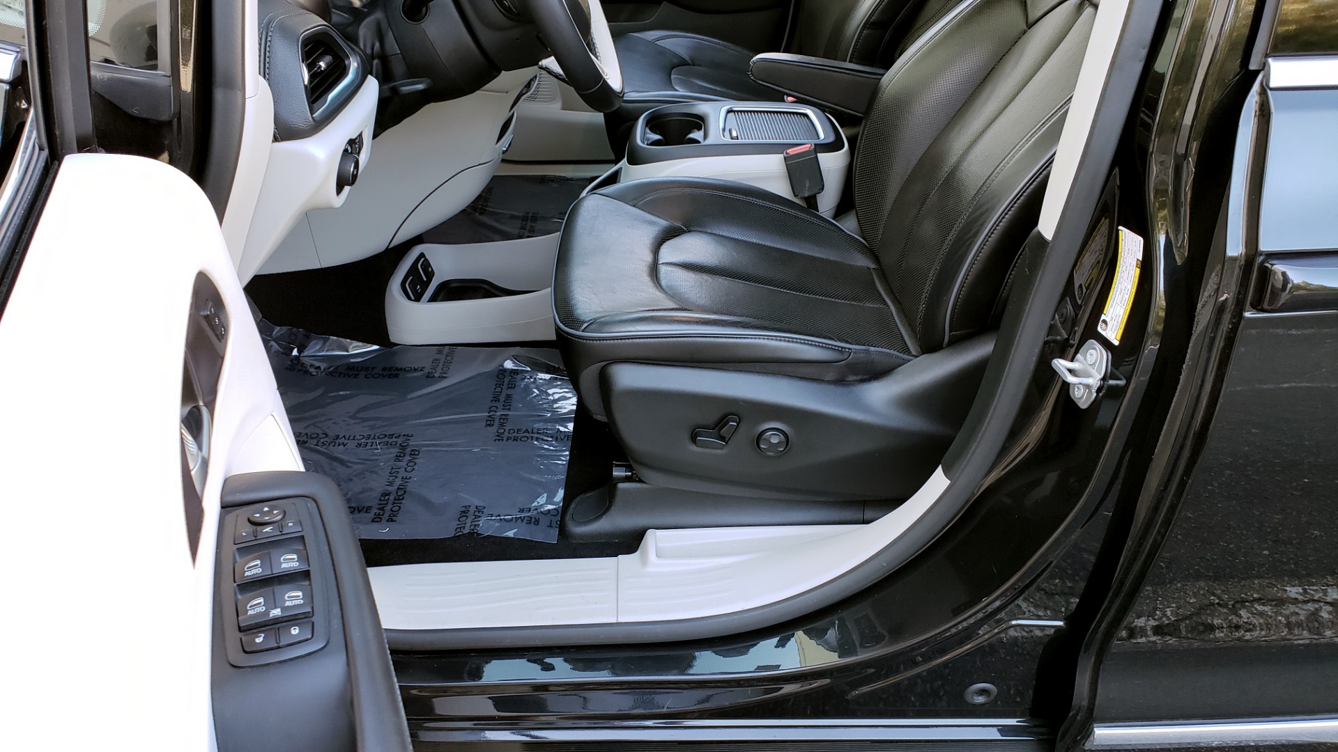 Used 2018 Chrysler PACIFICA LIMITED / 3.6L V6 / NAV / PANO-ROOF / 3-ROWS / REARVIEW for sale Sold at Formula Imports in Charlotte NC 28227 40