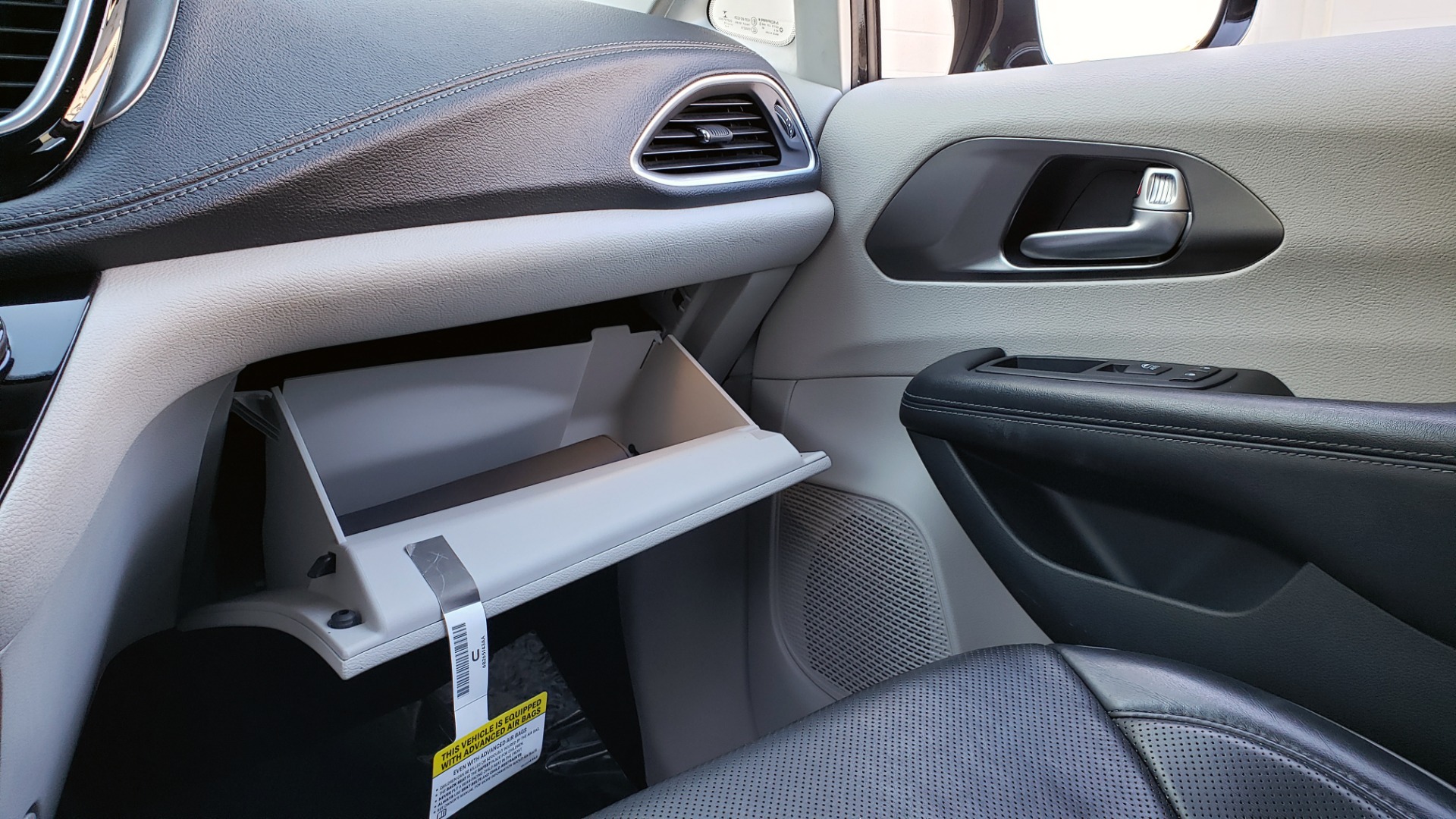 Used 2018 Chrysler PACIFICA LIMITED / 3.6L V6 / NAV / PANO-ROOF / 3-ROWS / REARVIEW for sale Sold at Formula Imports in Charlotte NC 28227 57