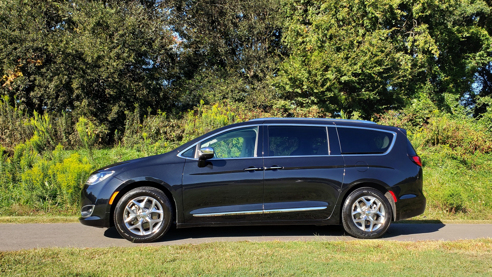 Used 2018 Chrysler PACIFICA LIMITED / 3.6L V6 / NAV / PANO-ROOF / 3-ROWS / REARVIEW for sale Sold at Formula Imports in Charlotte NC 28227 7