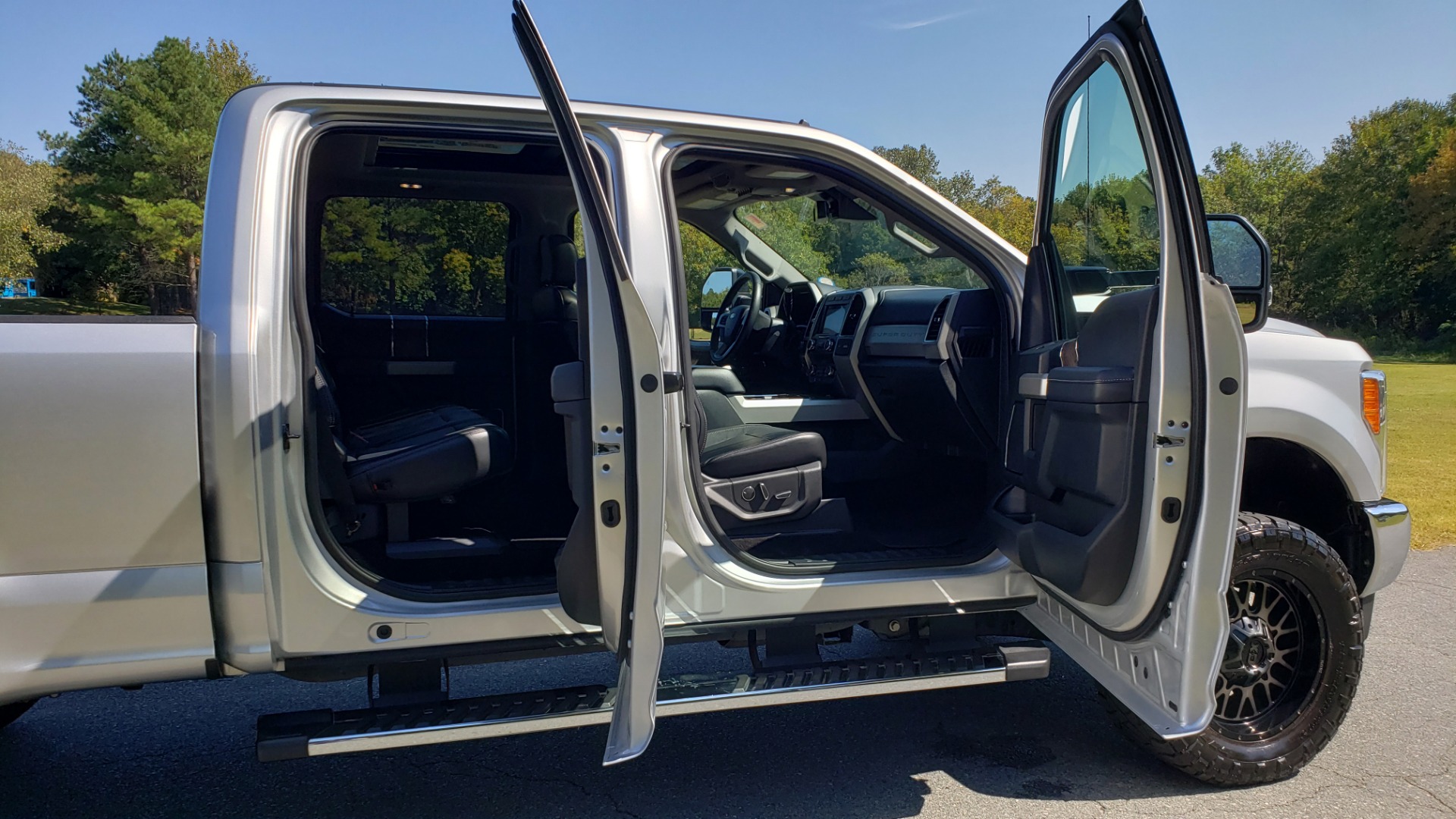Used 2019 Ford SUPER DUTY F-250 SRW LARIAT 4WD / NAV / PANO-ROOF / B&O SND / REARVIEW / TAILGATE STEP for sale Sold at Formula Imports in Charlotte NC 28227 19