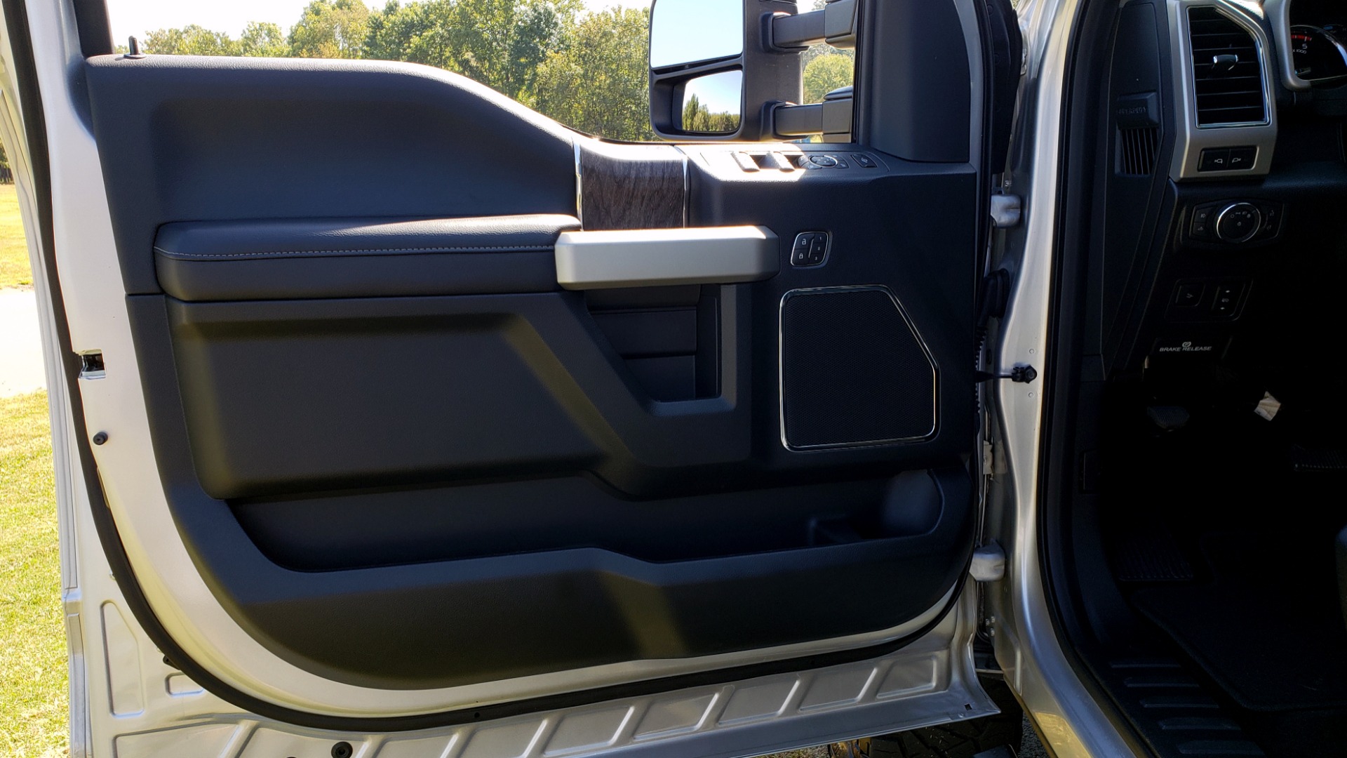 Used 2019 Ford SUPER DUTY F-250 SRW LARIAT 4WD / NAV / PANO-ROOF / B&O SND / REARVIEW / TAILGATE STEP for sale Sold at Formula Imports in Charlotte NC 28227 38