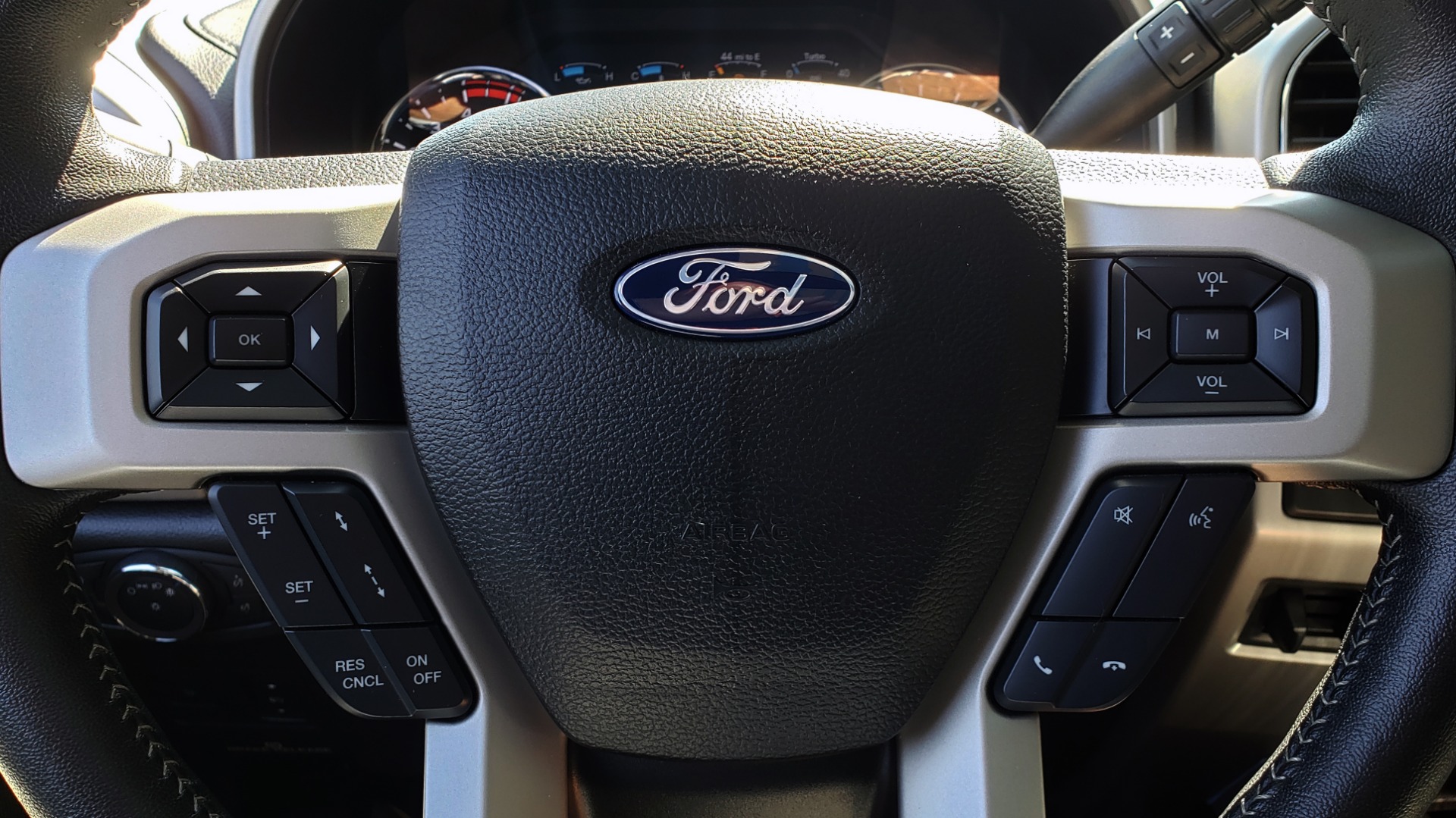 Used 2019 Ford SUPER DUTY F-250 SRW LARIAT 4WD / NAV / PANO-ROOF / B&O SND / REARVIEW / TAILGATE STEP for sale Sold at Formula Imports in Charlotte NC 28227 44