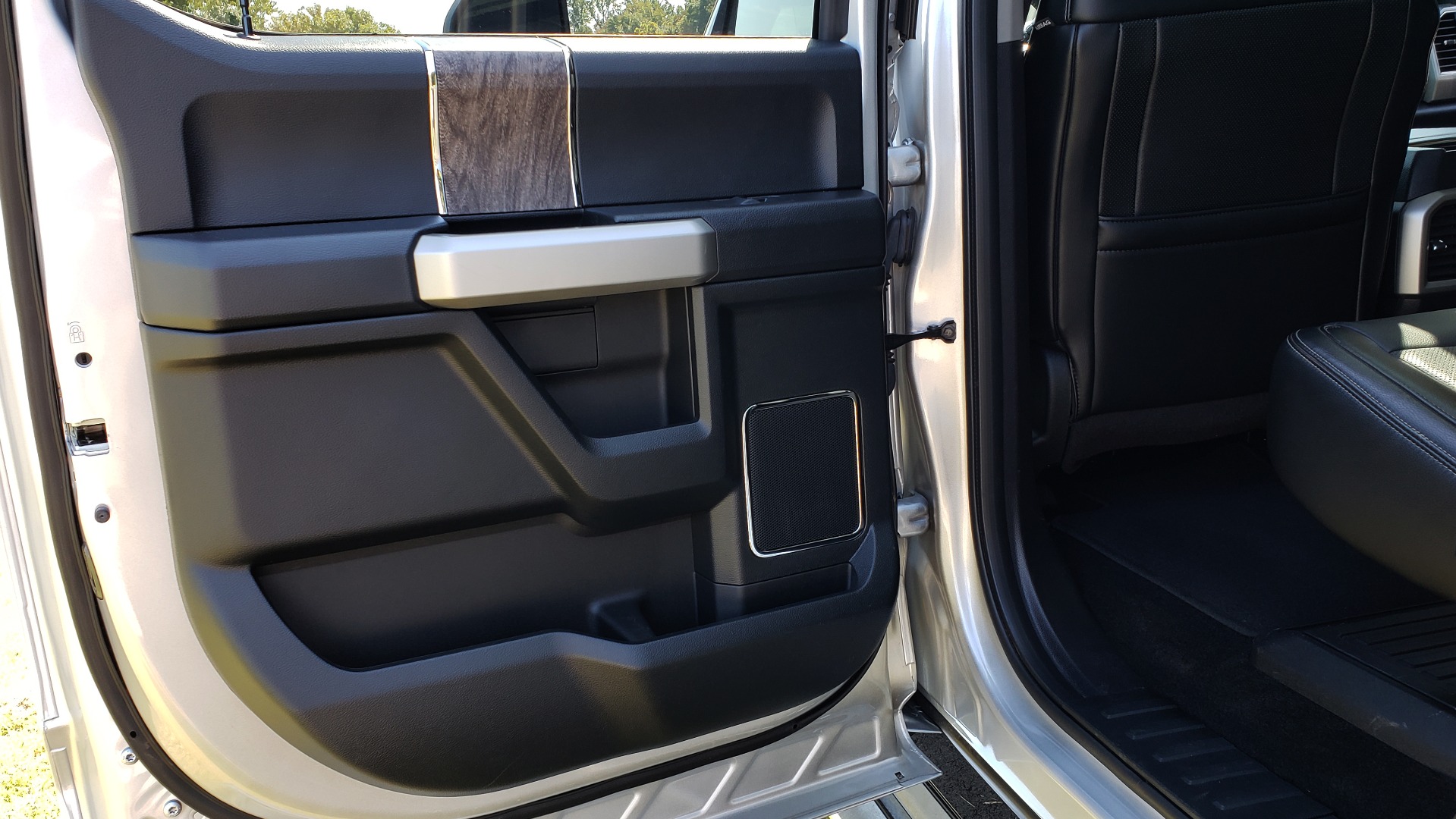 Used 2019 Ford SUPER DUTY F-250 SRW LARIAT 4WD / NAV / PANO-ROOF / B&O SND / REARVIEW / TAILGATE STEP for sale Sold at Formula Imports in Charlotte NC 28227 62