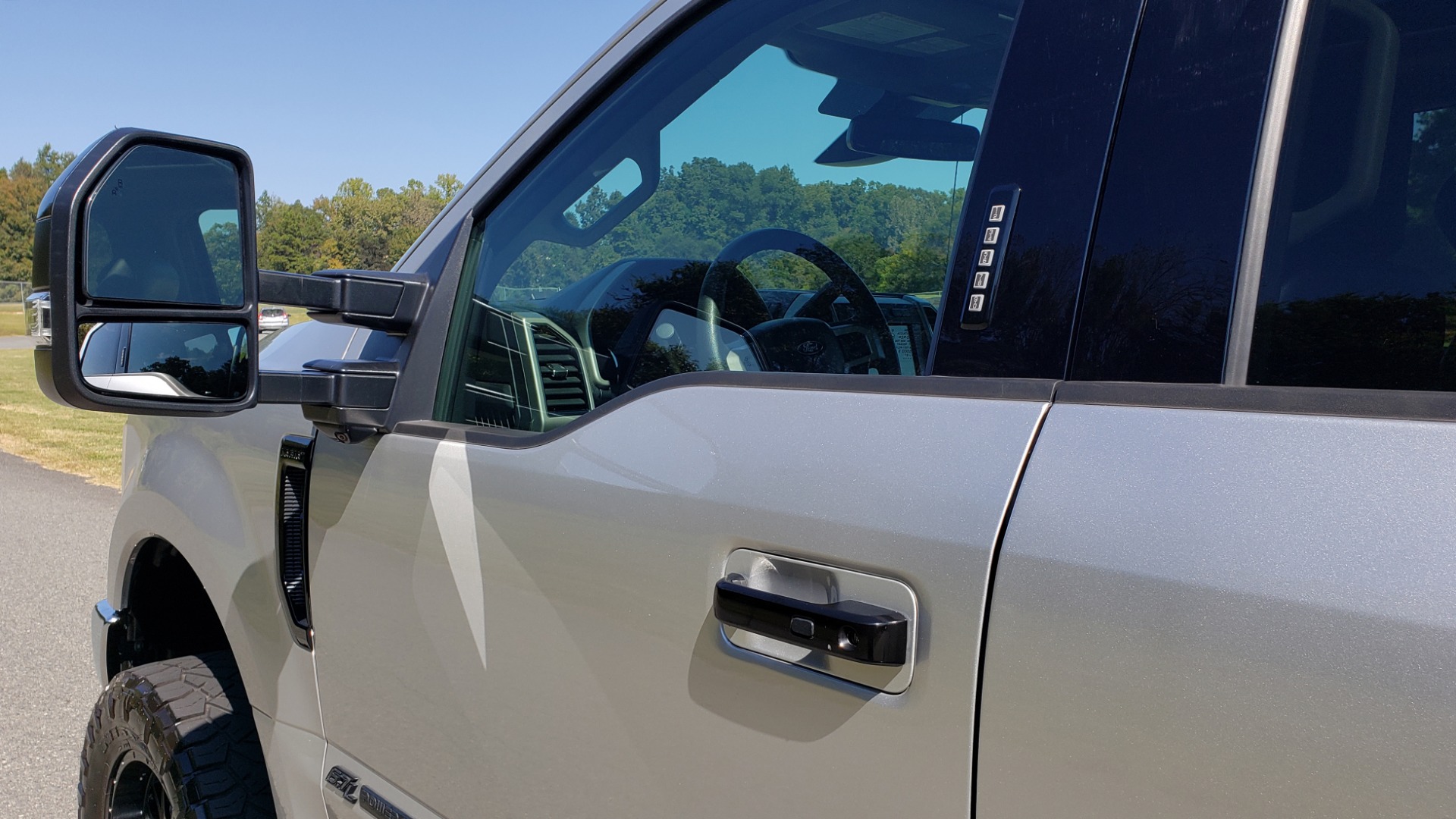 Used 2019 Ford SUPER DUTY F-250 SRW LARIAT 4WD / NAV / PANO-ROOF / B&O SND / REARVIEW / TAILGATE STEP for sale Sold at Formula Imports in Charlotte NC 28227 8