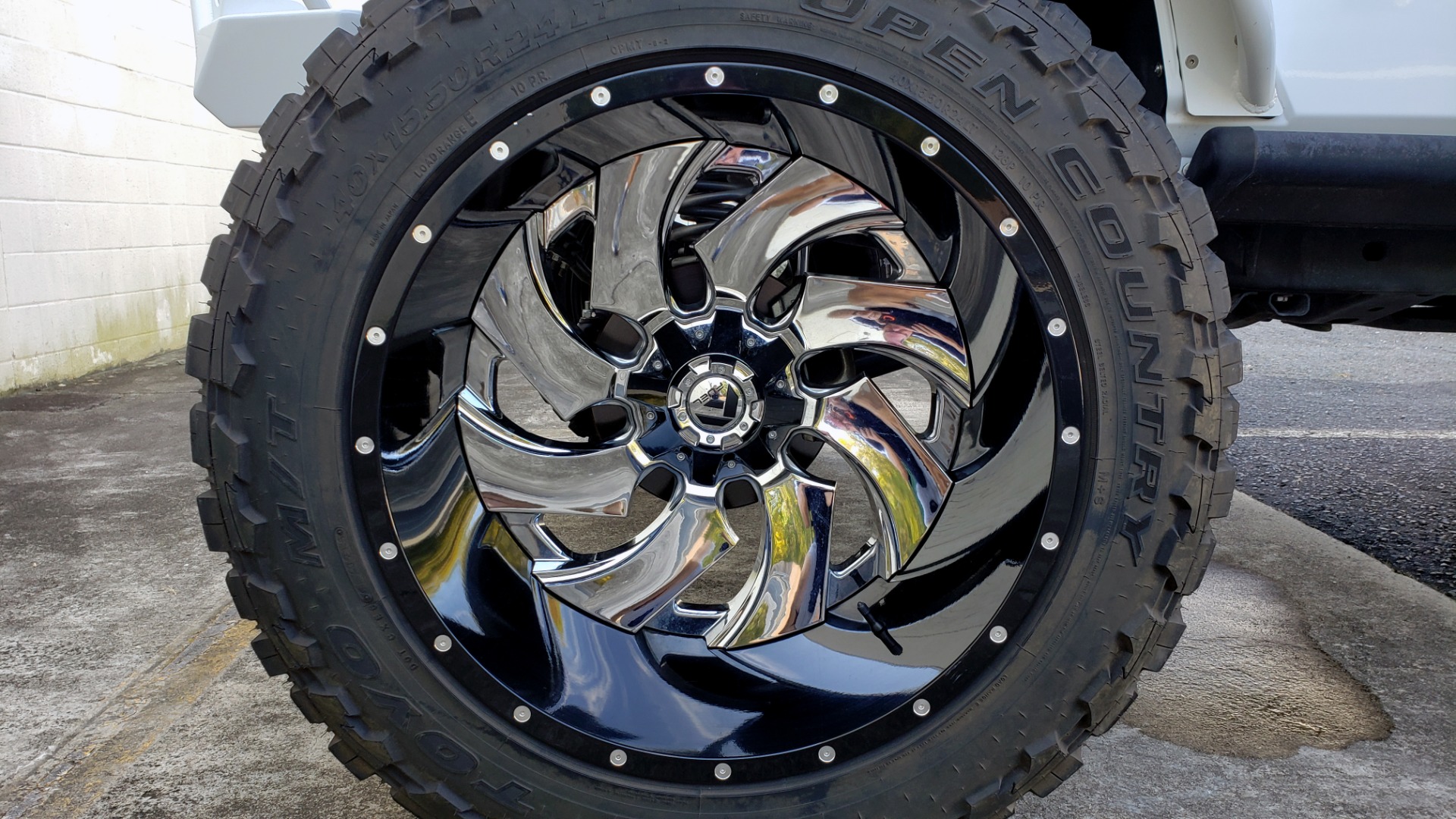 Used 2016 Jeep WRANGLER UNLIMITED SAHARA 4X4 / 3.6L V6 / CUSTOM LIFT / 24-IN WHEELS / 40-IN TIRES for sale Sold at Formula Imports in Charlotte NC 28227 102