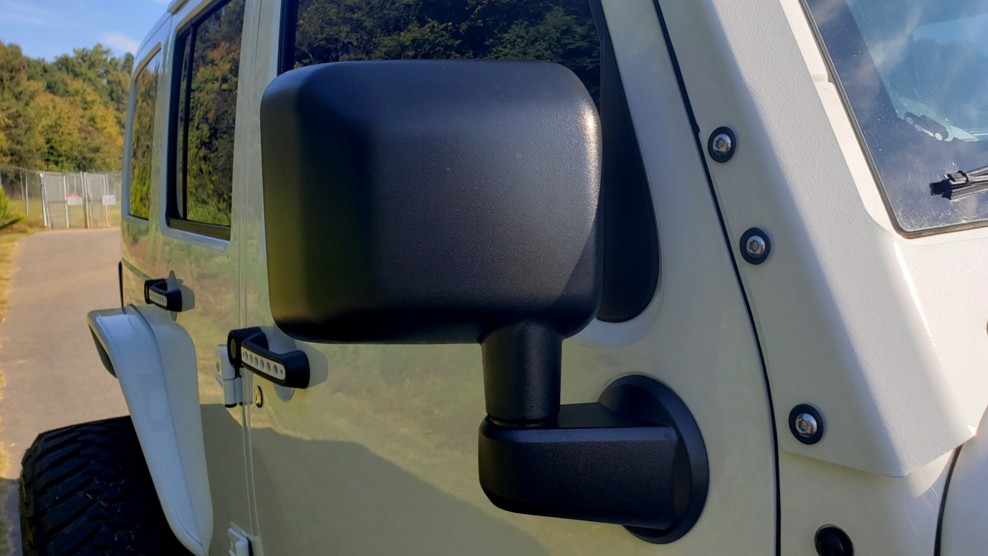 Used 2016 Jeep WRANGLER UNLIMITED SAHARA 4X4 / 3.6L V6 / CUSTOM LIFT / 24-IN WHEELS / 40-IN TIRES for sale Sold at Formula Imports in Charlotte NC 28227 18