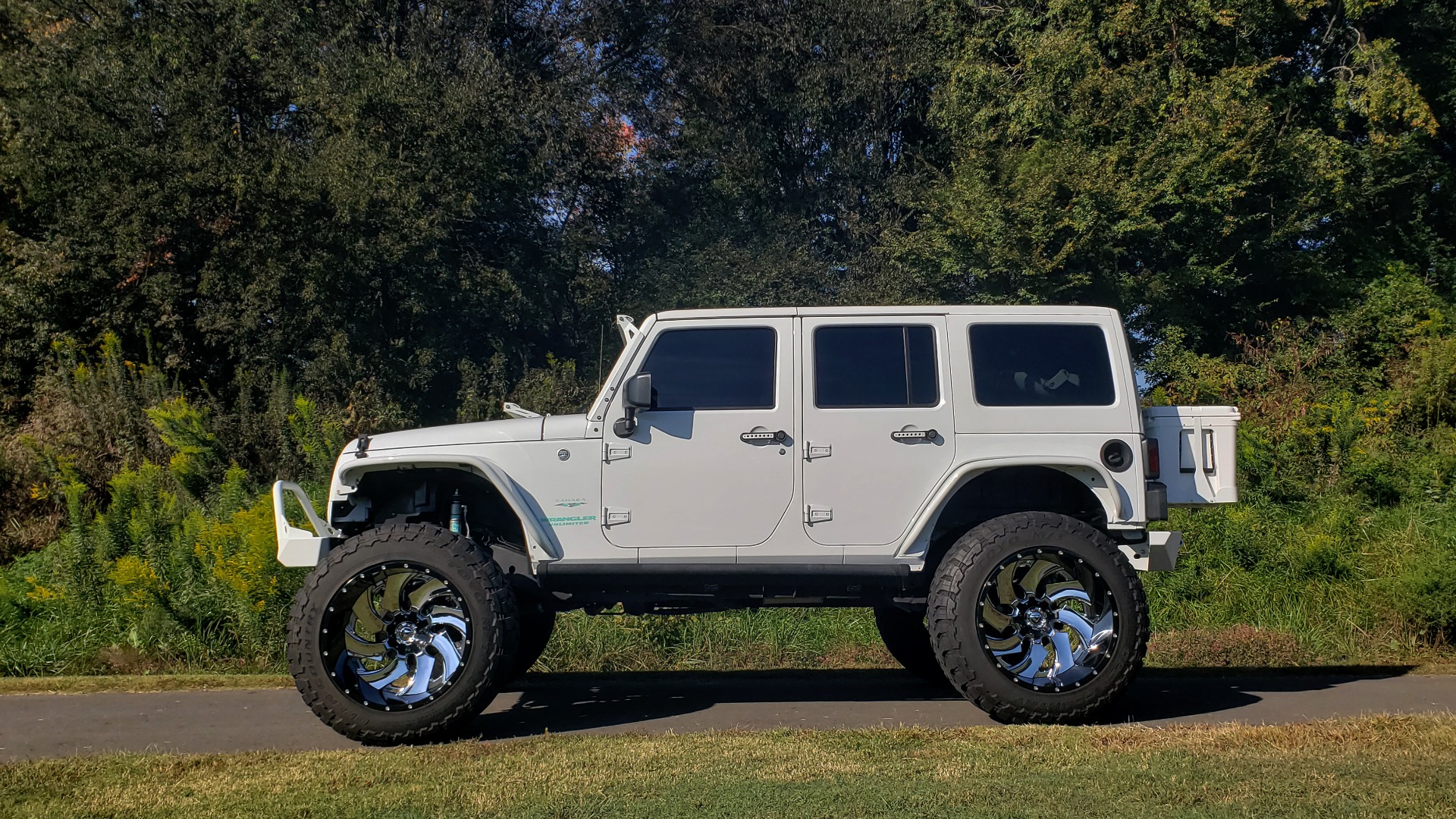 Used 2016 Jeep WRANGLER UNLIMITED SAHARA 4X4 / 3.6L V6 / CUSTOM LIFT / 24-IN WHEELS / 40-IN TIRES for sale Sold at Formula Imports in Charlotte NC 28227 8