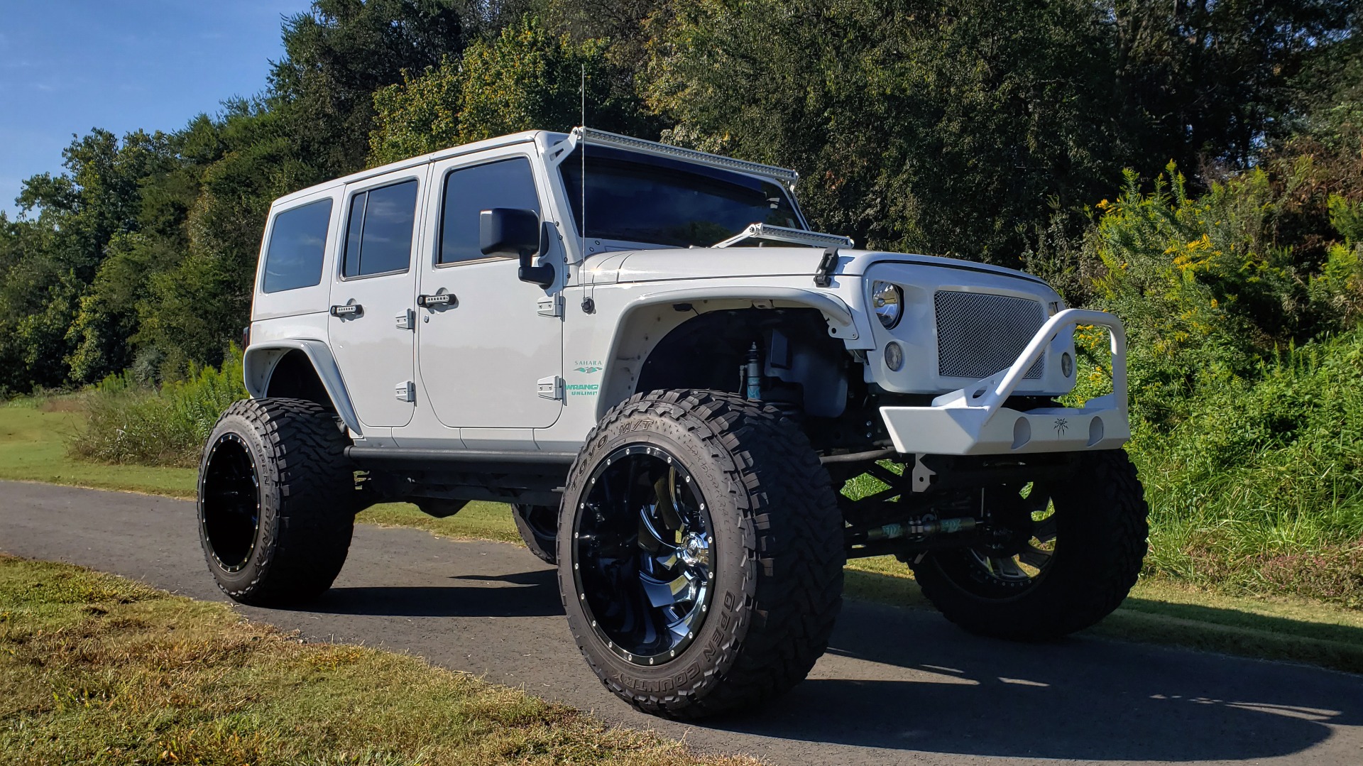 Used 2016 Jeep WRANGLER UNLIMITED SAHARA 4X4 / 3.6L V6 / CUSTOM LIFT / 24-IN WHEELS / 40-IN TIRES for sale Sold at Formula Imports in Charlotte NC 28227 9
