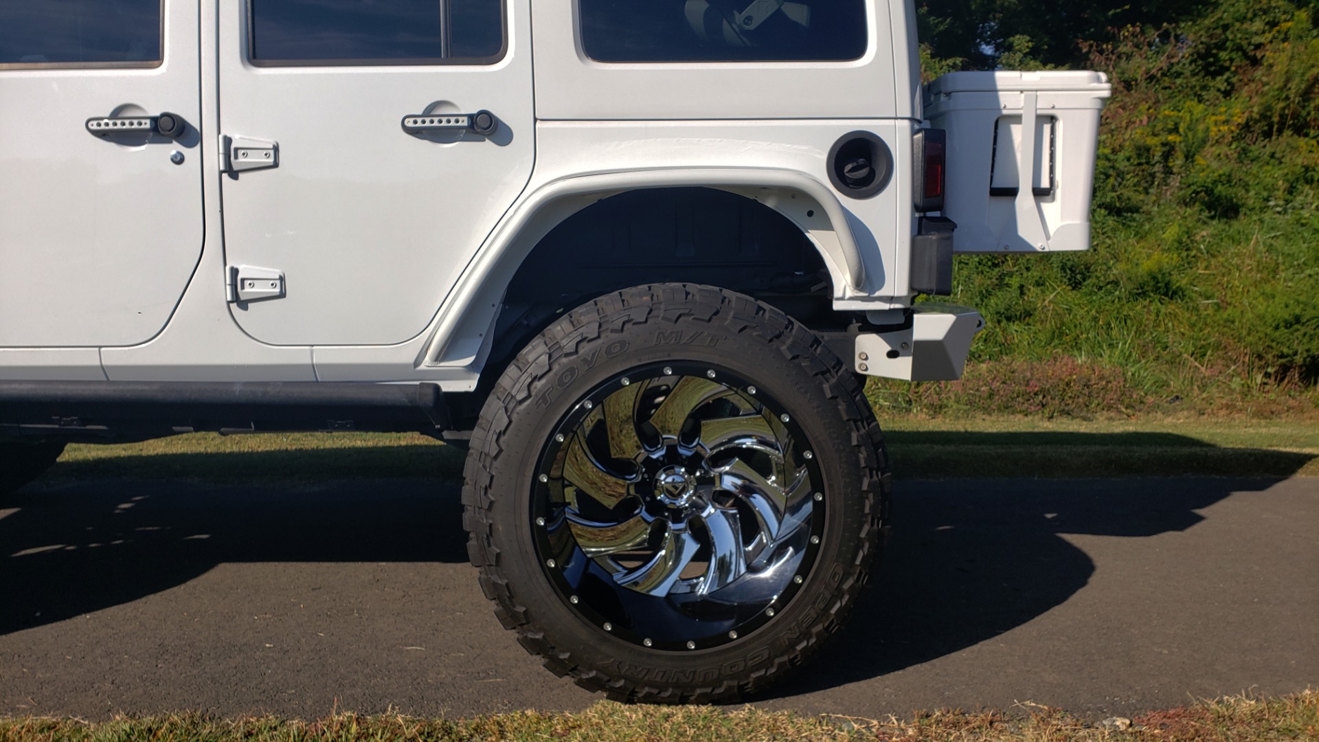 Used 2016 Jeep WRANGLER UNLIMITED SAHARA 4X4 / 3.6L V6 / CUSTOM LIFT / 24-IN WHEELS / 40-IN TIRES for sale Sold at Formula Imports in Charlotte NC 28227 99