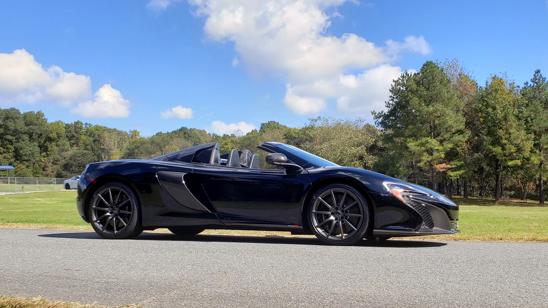 Used 2016 McLaren 650S SPIDER / 641HP / PARK SENSORS / LOW MILES / 1-OWNER for sale Sold at Formula Imports in Charlotte NC 28227 16