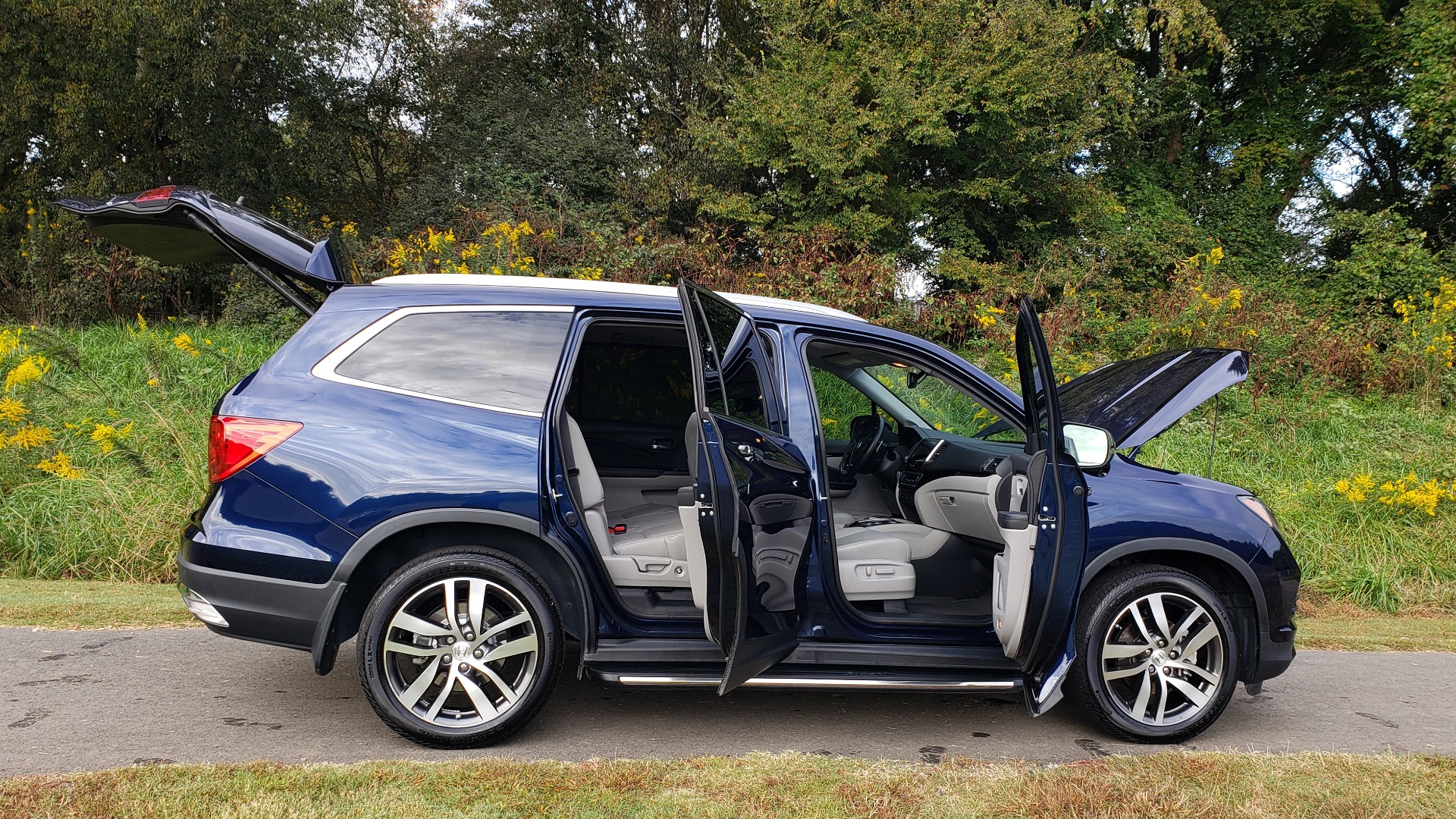 Used 2017 Honda PILOT TOURING 2WD / NAV / SUNROOF / 3-ROW / ENT SYS / REARVIEW for sale Sold at Formula Imports in Charlotte NC 28227 18