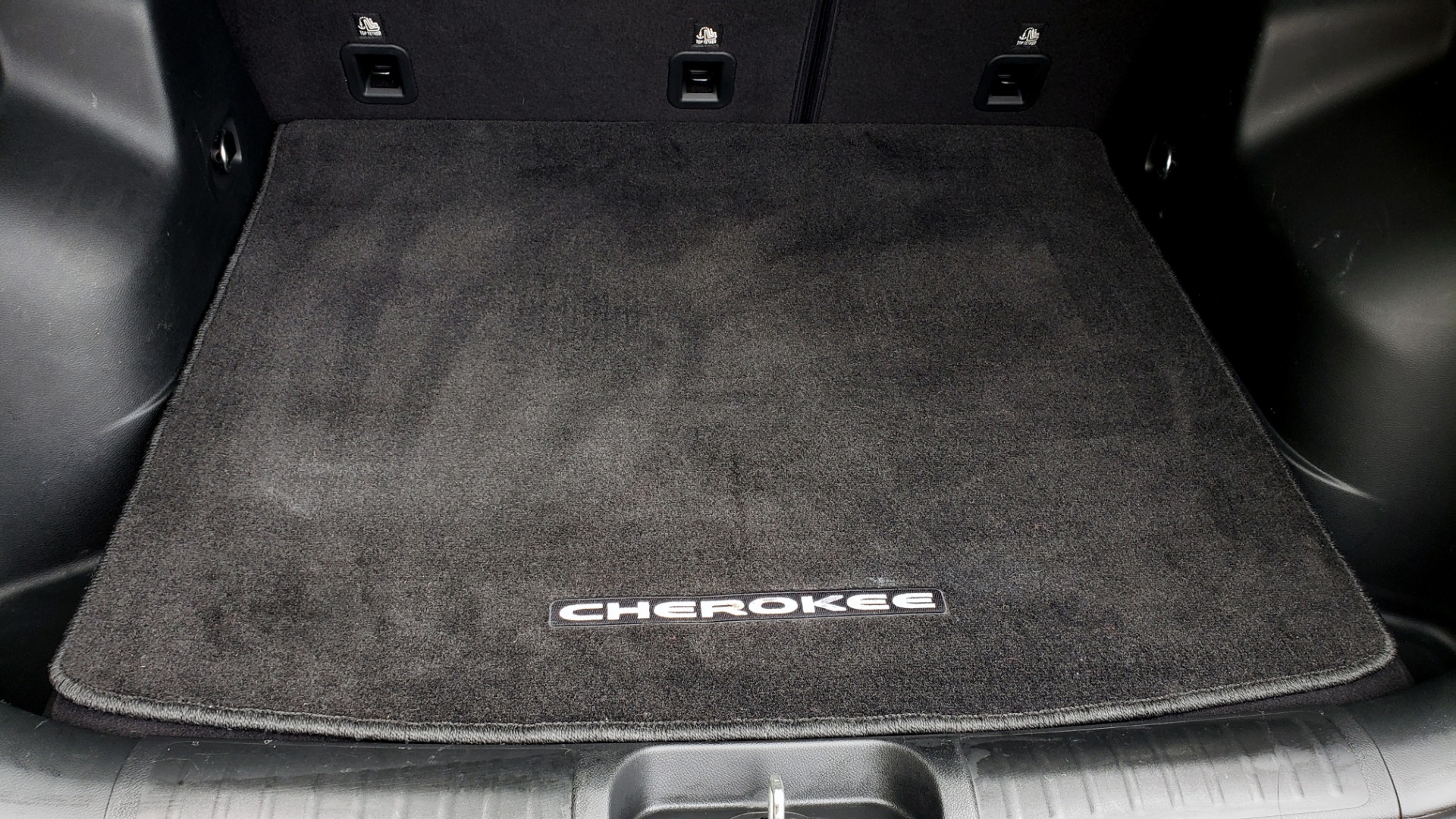 Used 2019 Jeep CHEROKEE LATITUDE PLUS FWD / CLD WTHR / HTD STS / BLIND SPOT / PRK ASST for sale Sold at Formula Imports in Charlotte NC 28227 16