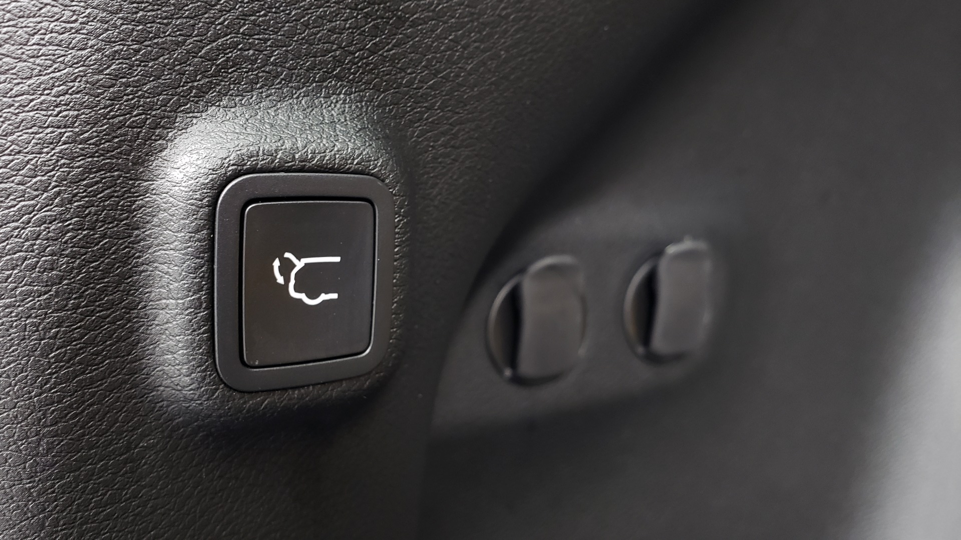Used 2019 Jeep CHEROKEE LATITUDE PLUS FWD / CLD WTHR / HTD STS / BLIND SPOT / PRK ASST for sale Sold at Formula Imports in Charlotte NC 28227 19