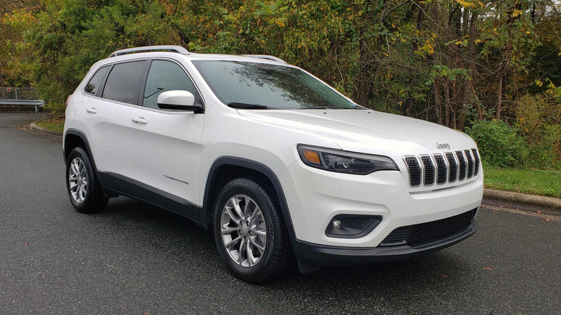 Used 2019 Jeep CHEROKEE LATITUDE PLUS FWD / CLD WTHR / HTD STS / BLIND SPOT / PRK ASST for sale Sold at Formula Imports in Charlotte NC 28227 4